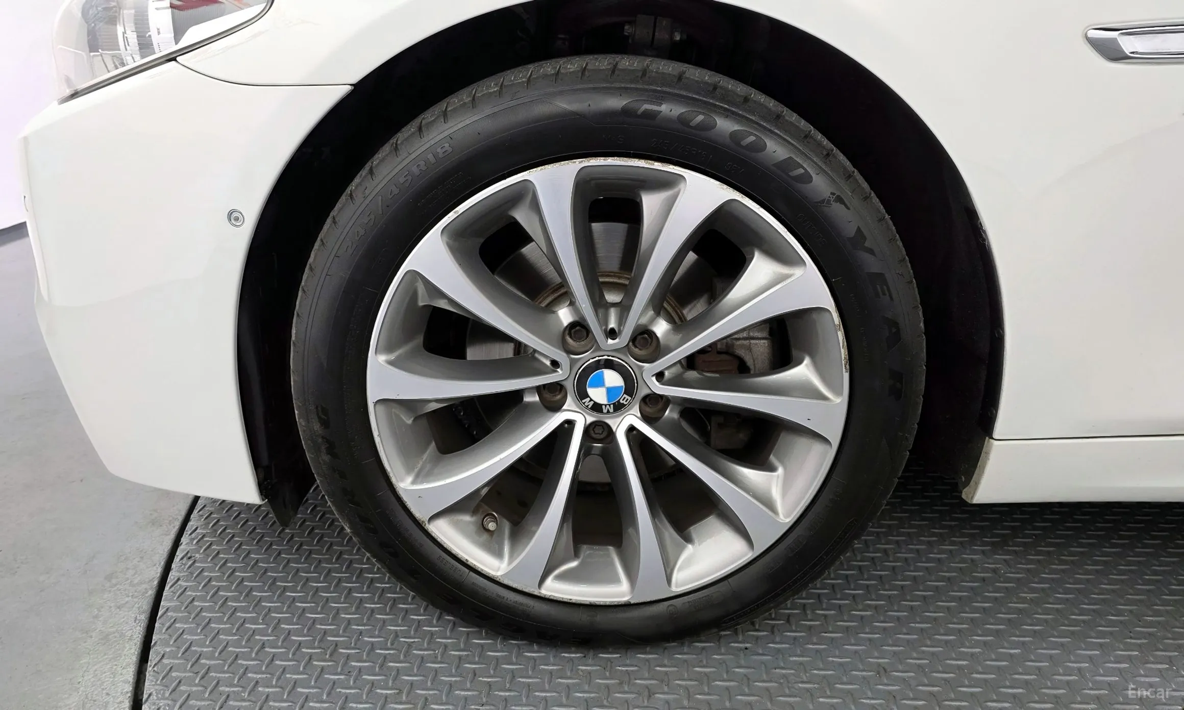 BMW 5 Series (F10) превью 5