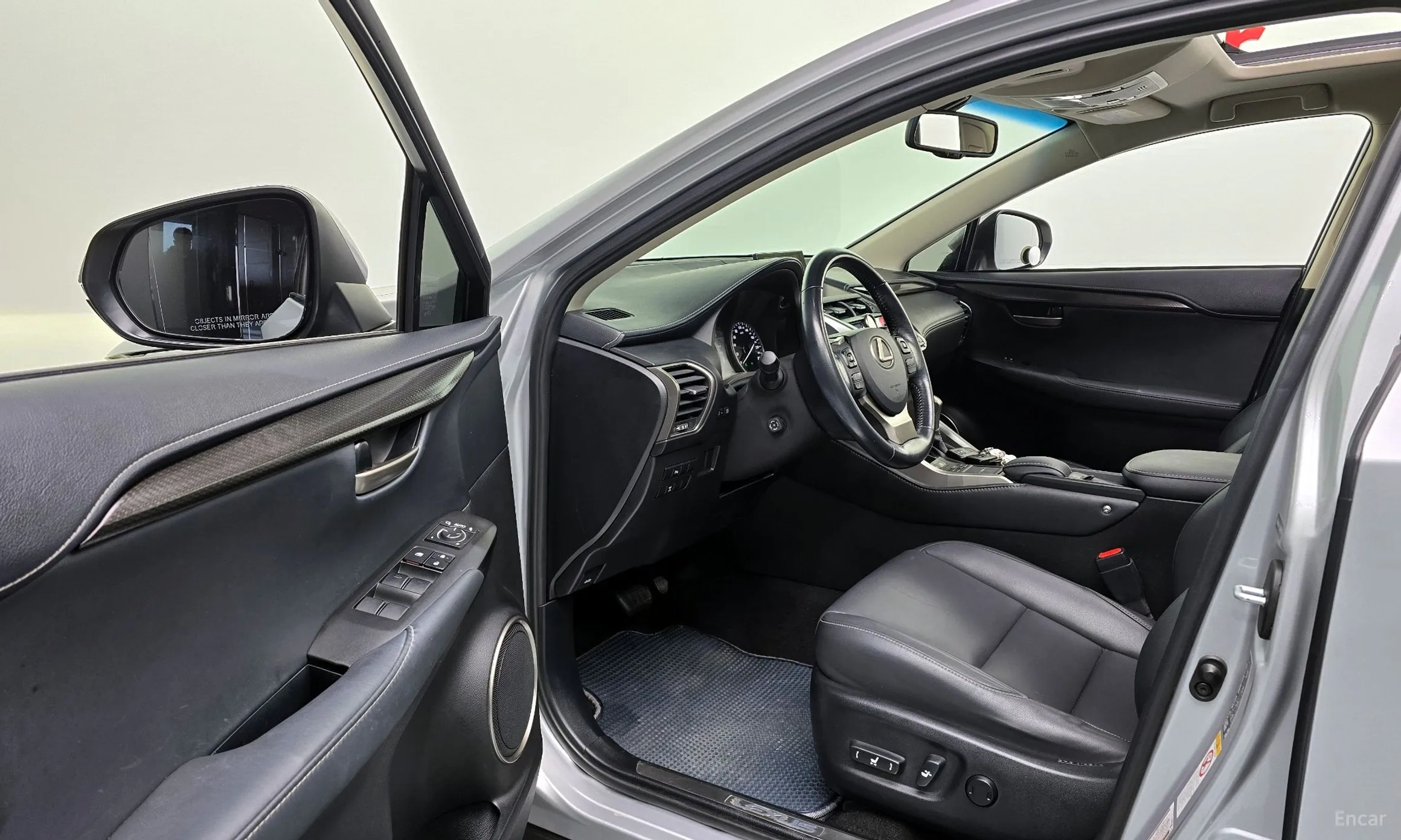 Lexus NX200t превью 11