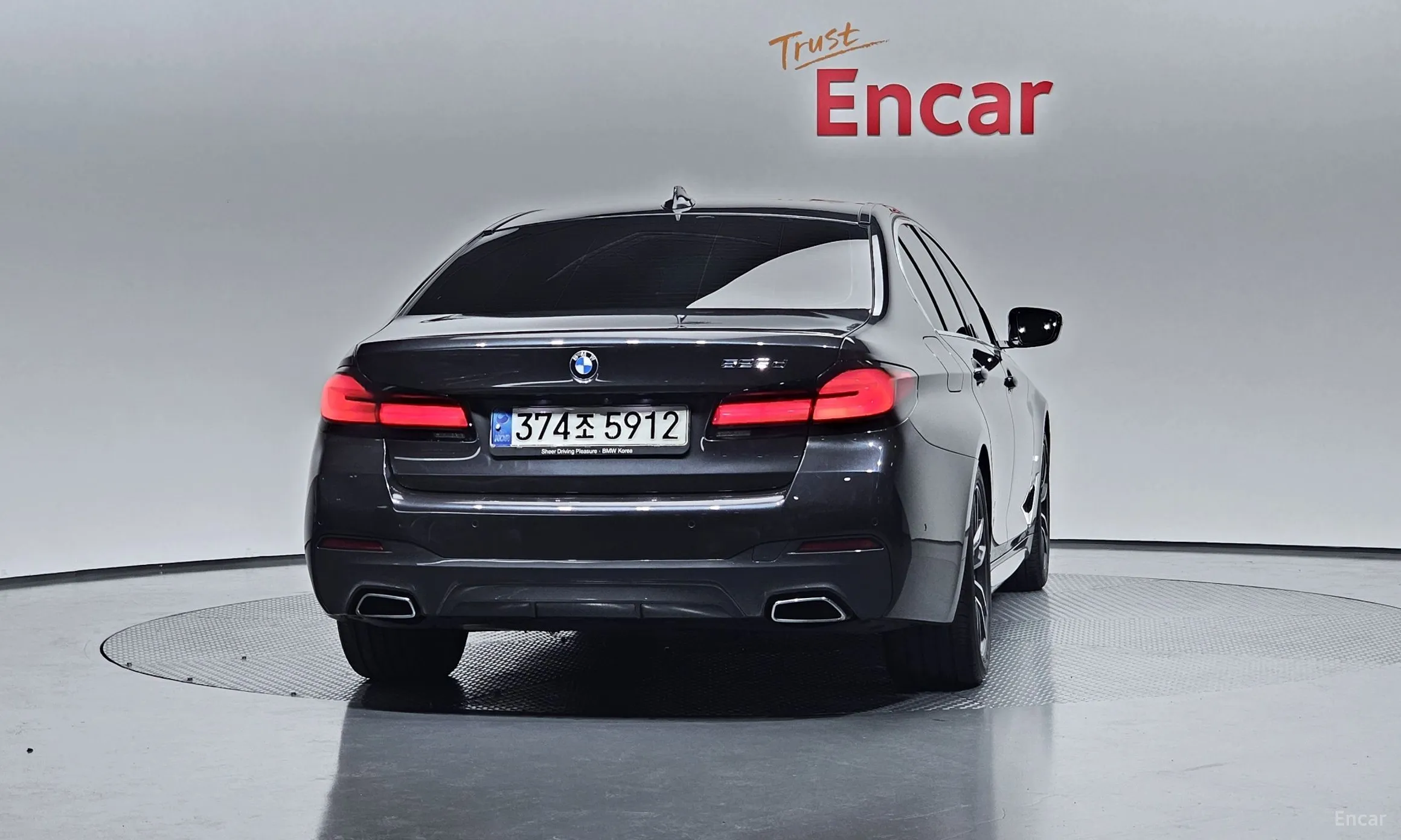 BMW 5 Series (G30) превью 4