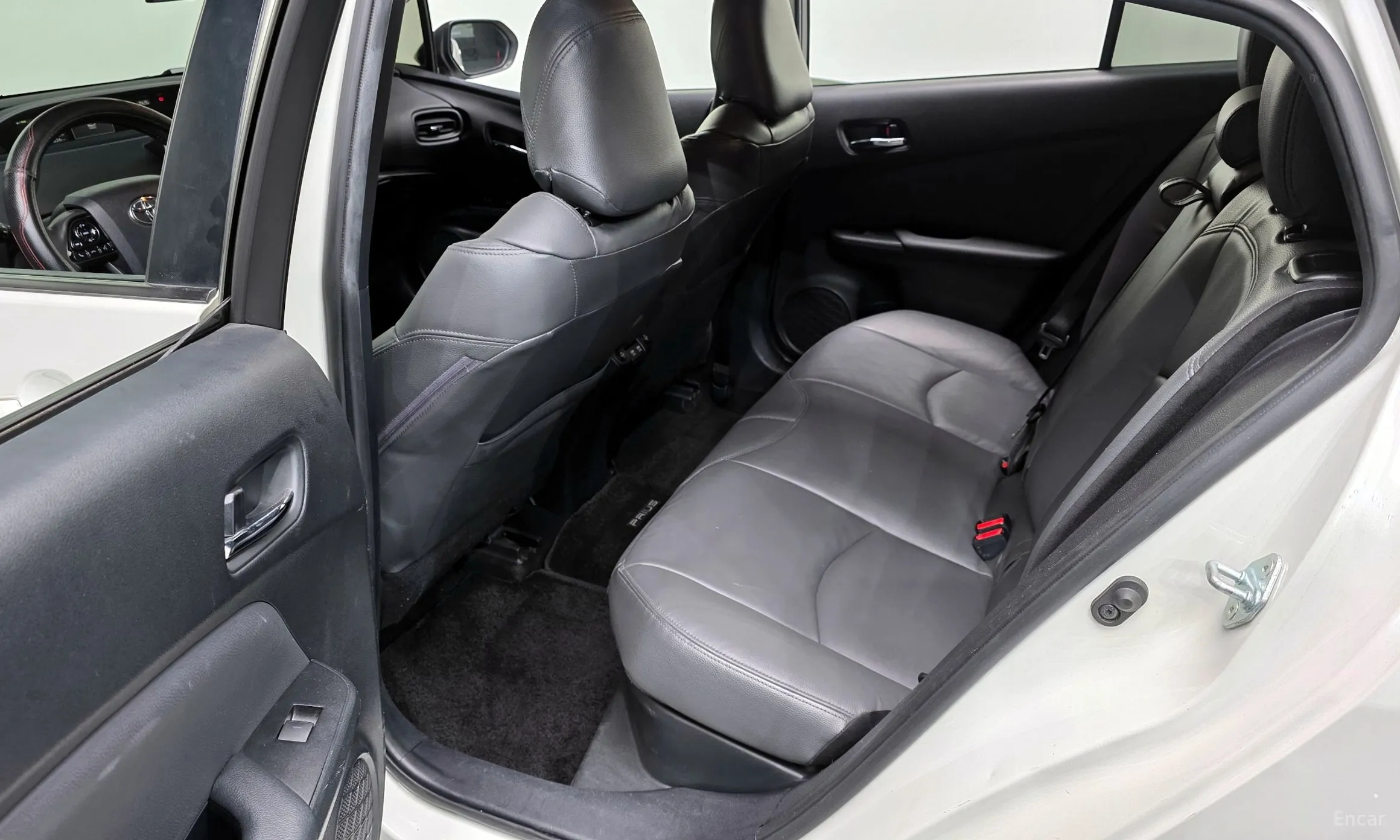 Toyota Prius 4th Generation превью 12