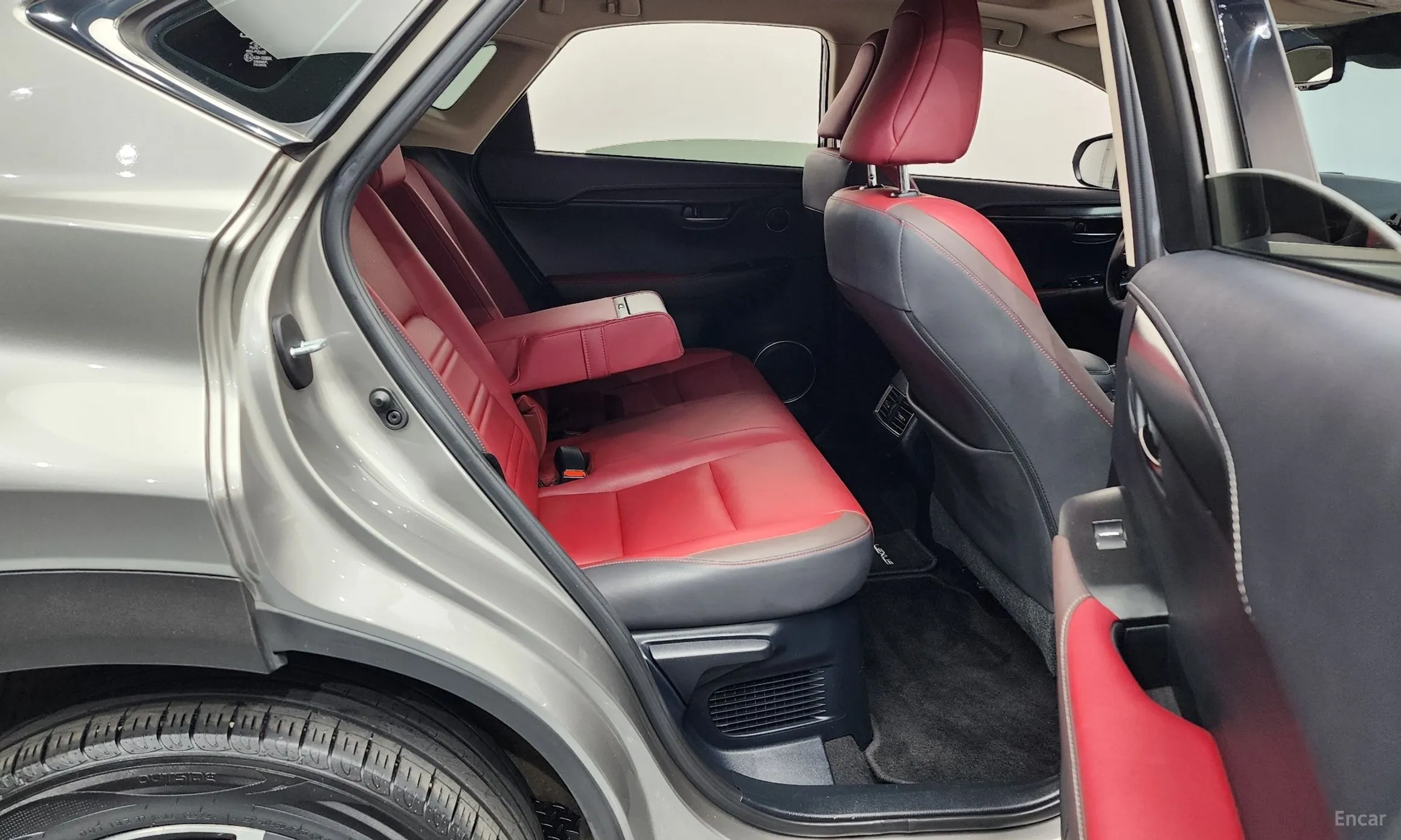 Lexus NX300h превью 12