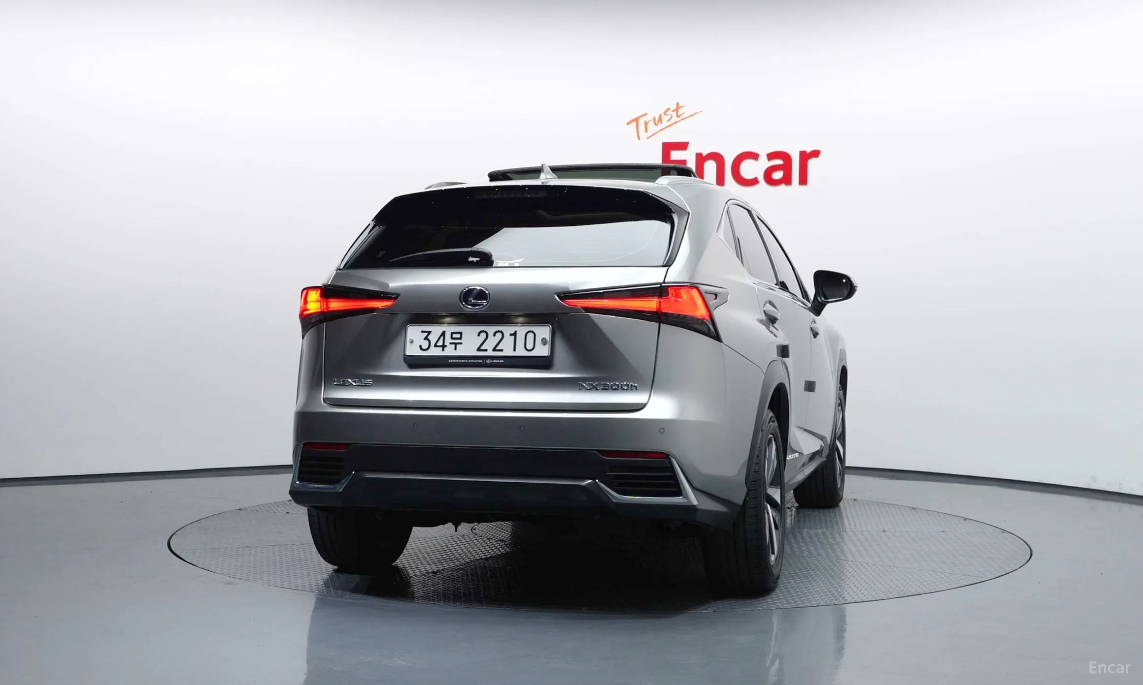 Lexus NX300h превью 4
