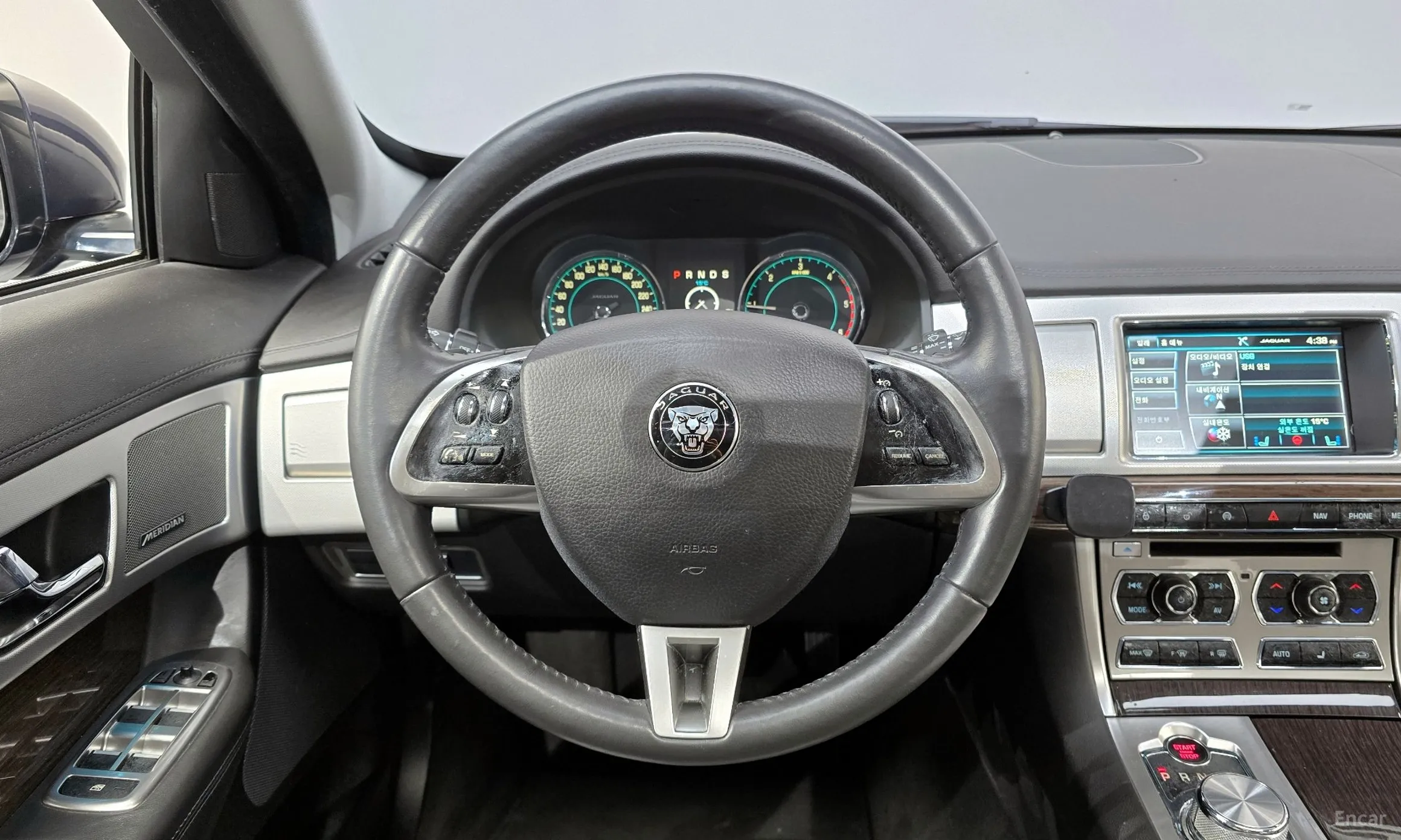 Jaguar New XF превью 13
