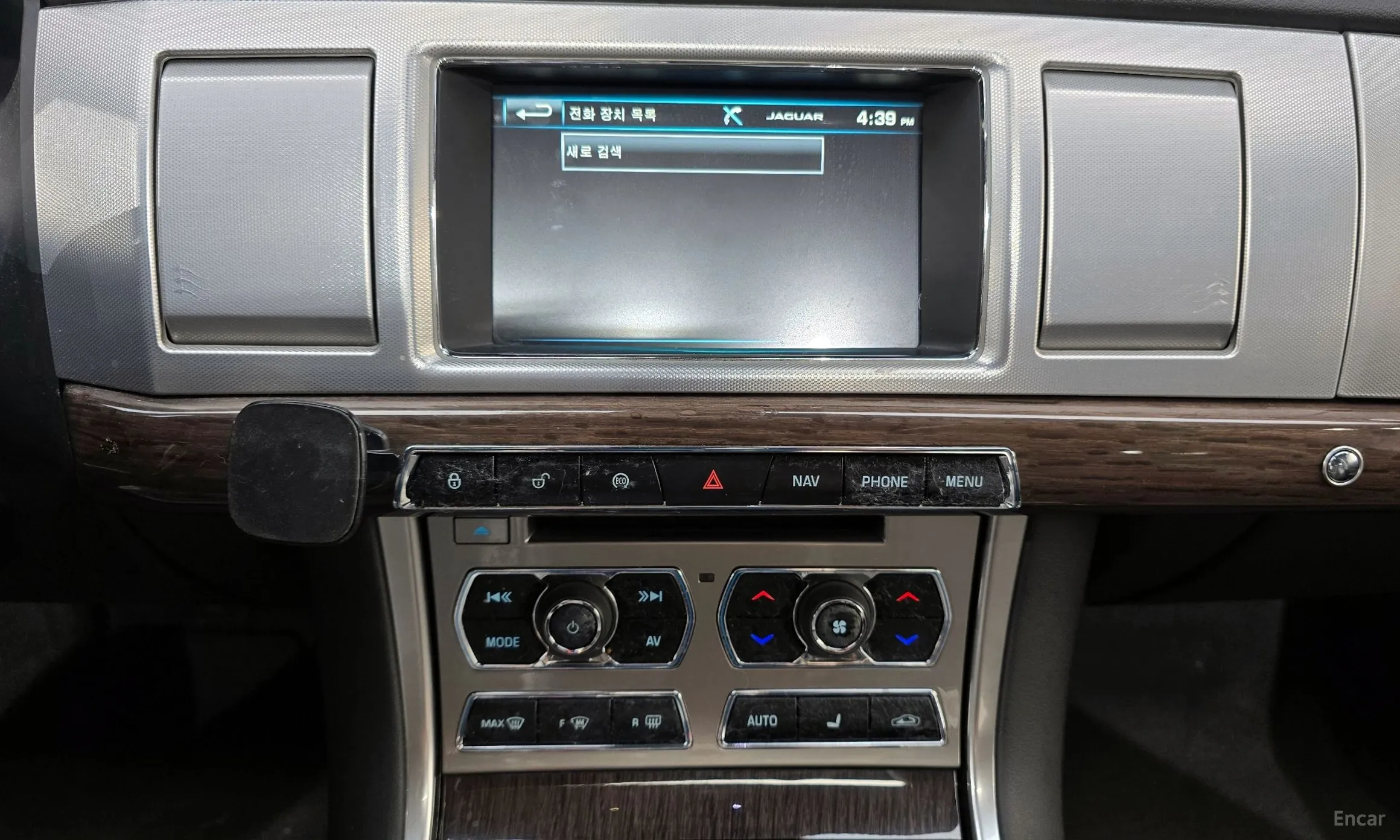 Jaguar New XF превью 14