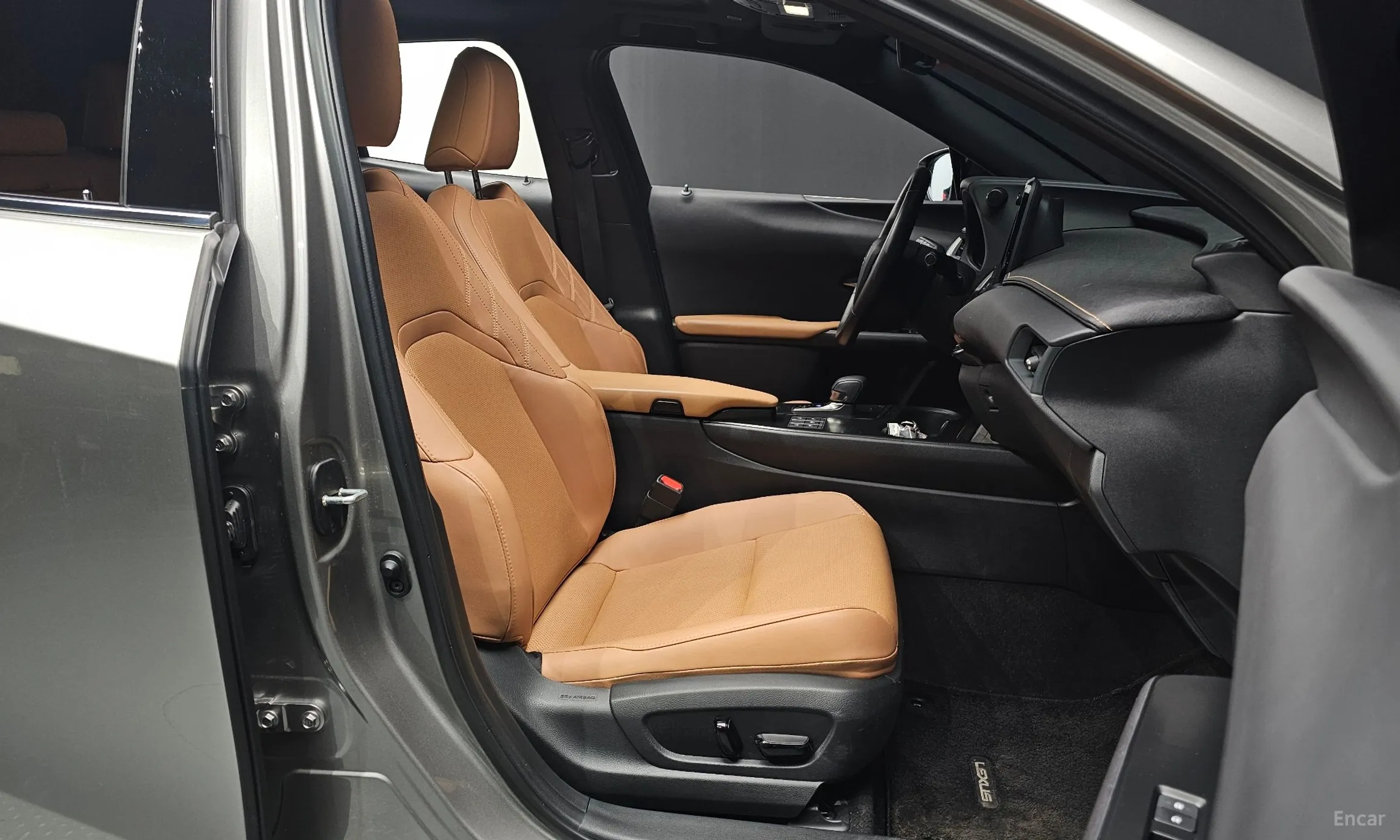 Lexus UX300h превью 10