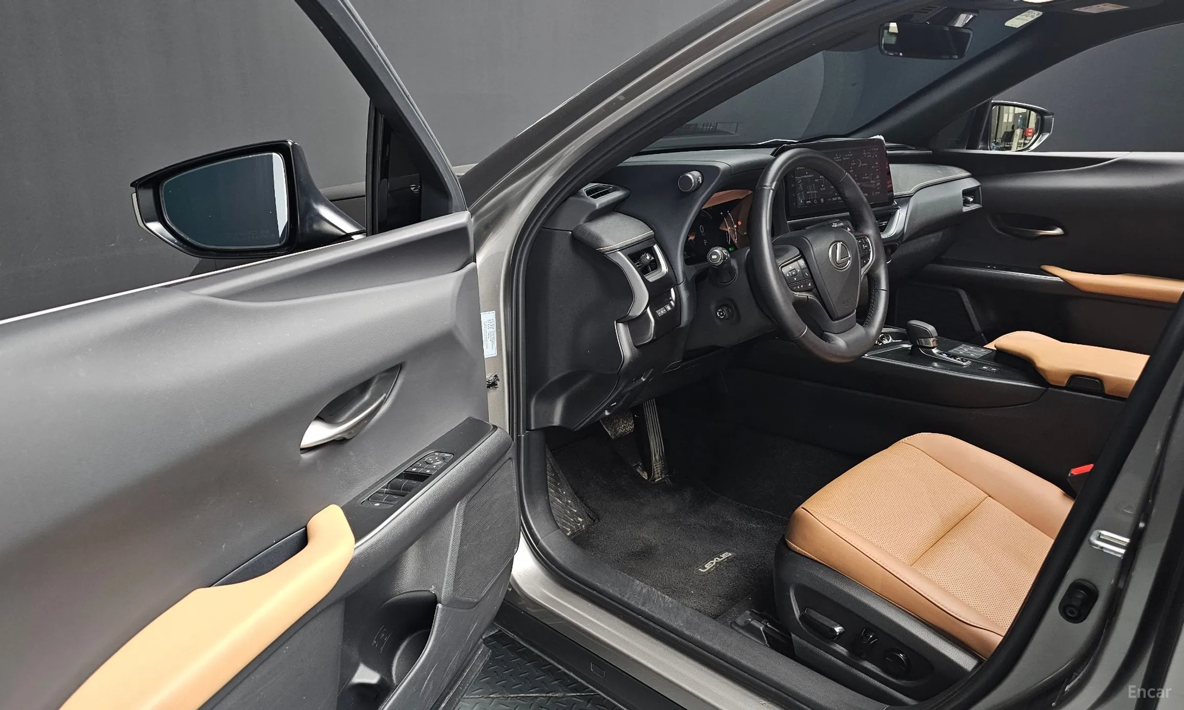 Lexus UX300h превью 11