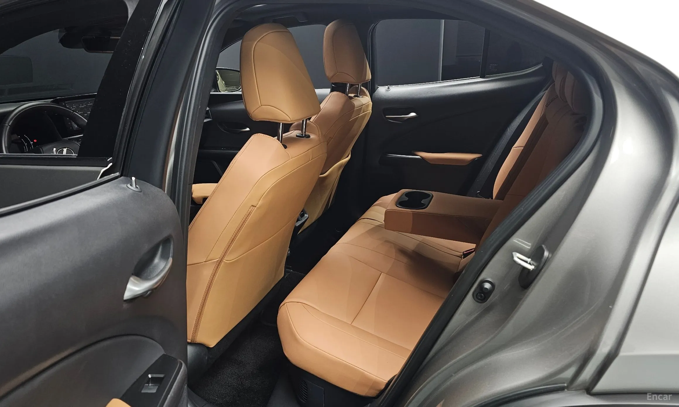 Lexus UX300h превью 12