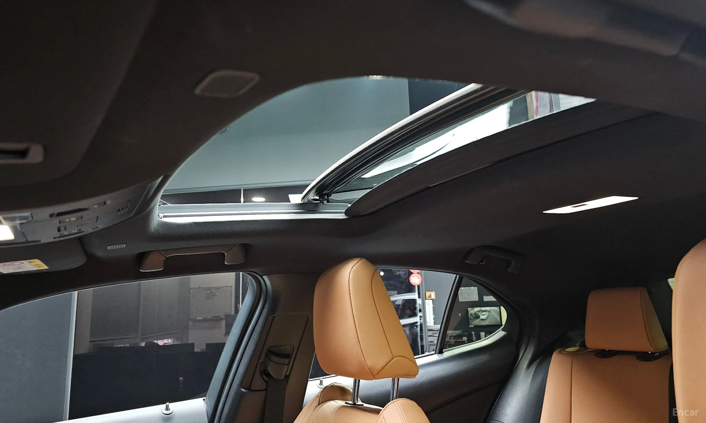 Lexus UX300h превью 19