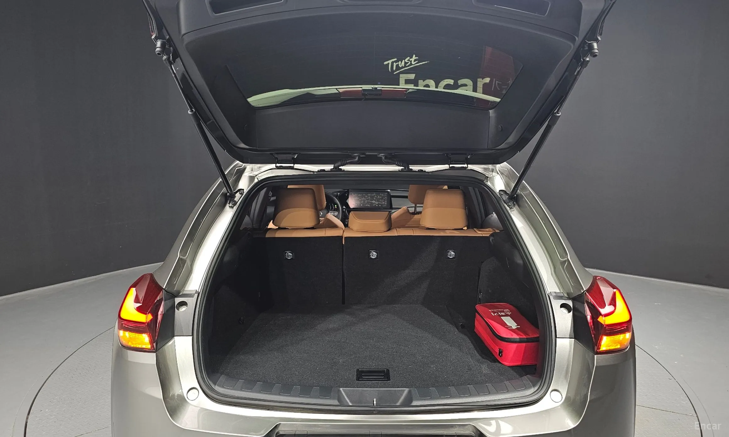 Lexus UX300h превью 20