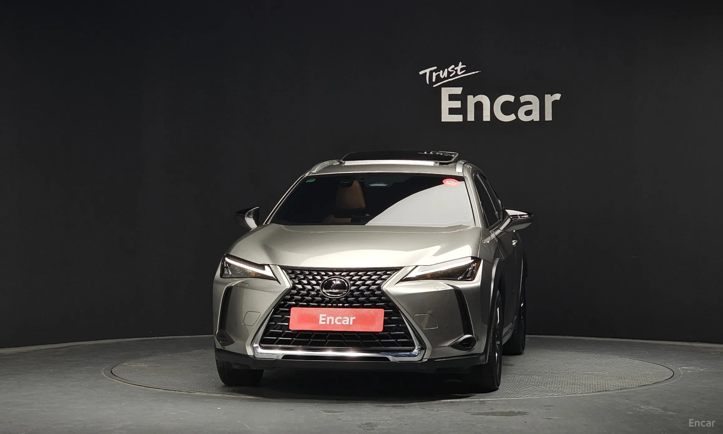 Lexus UX300h превью 3