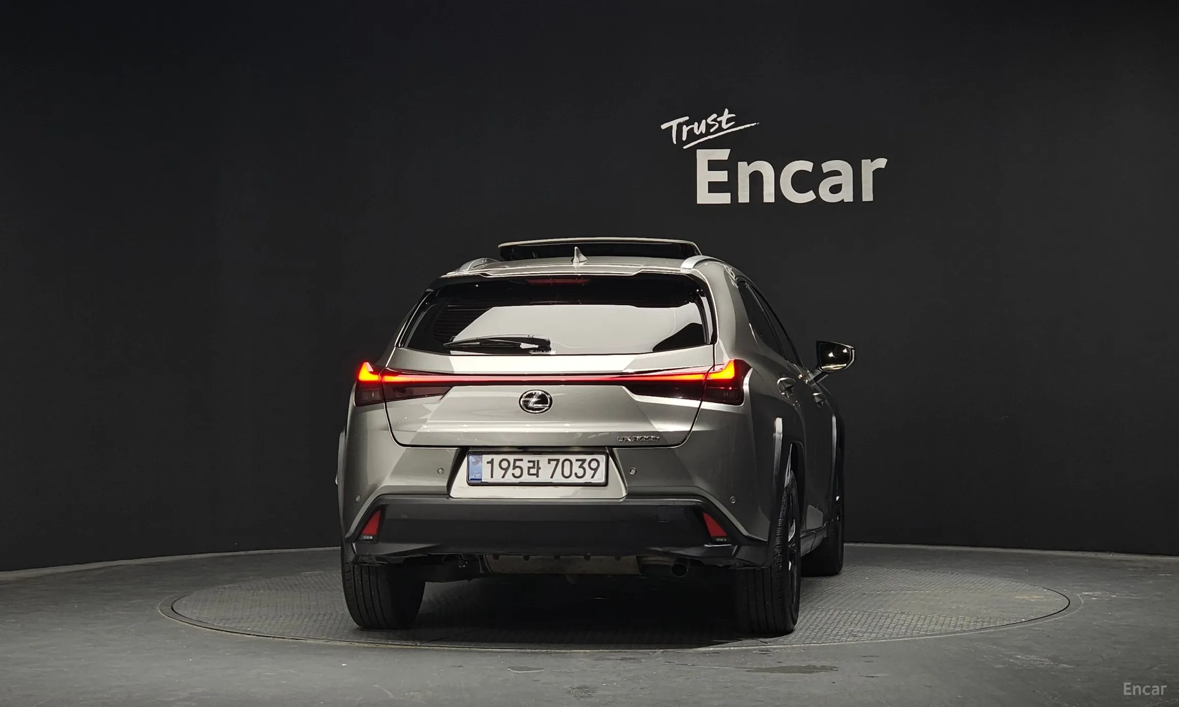 Lexus UX300h превью 4