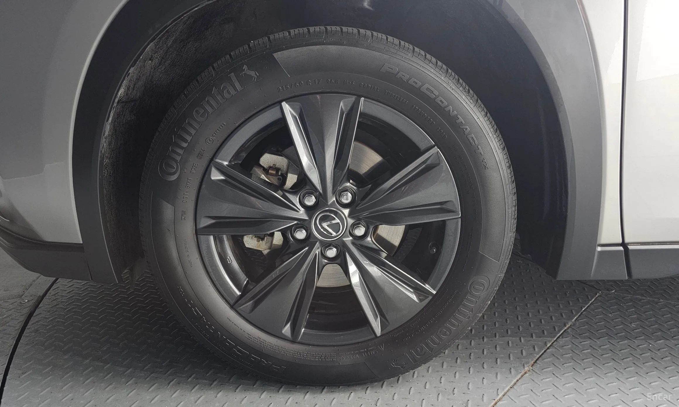 Lexus UX300h превью 5
