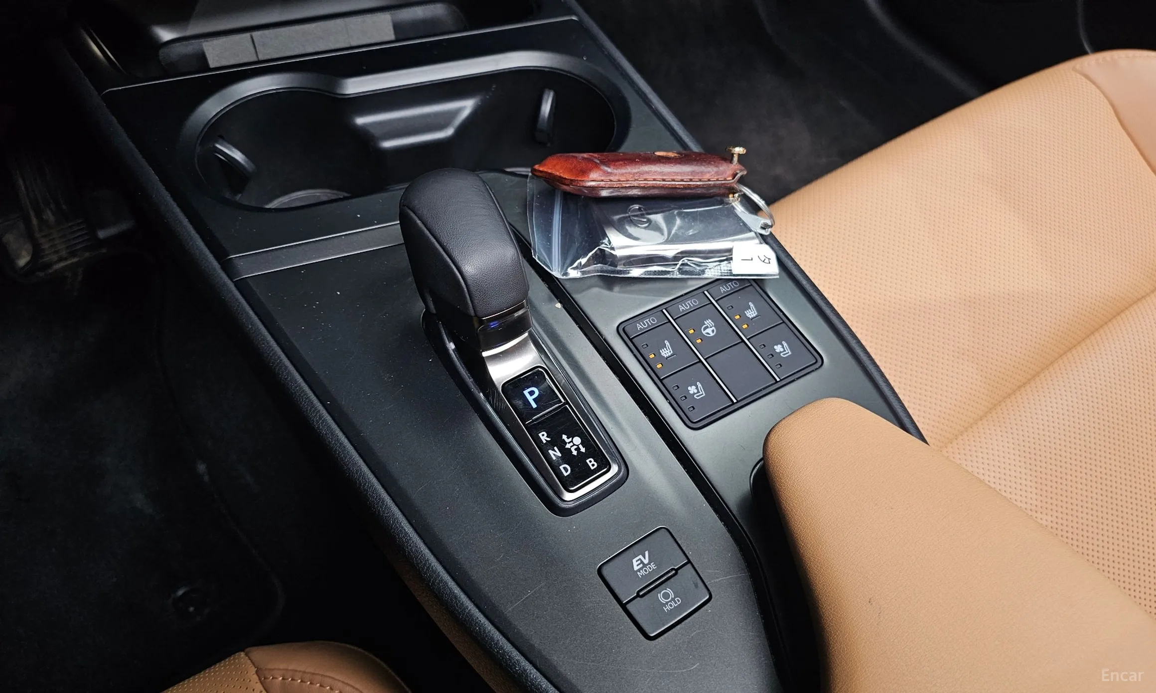 Lexus UX300h превью 9