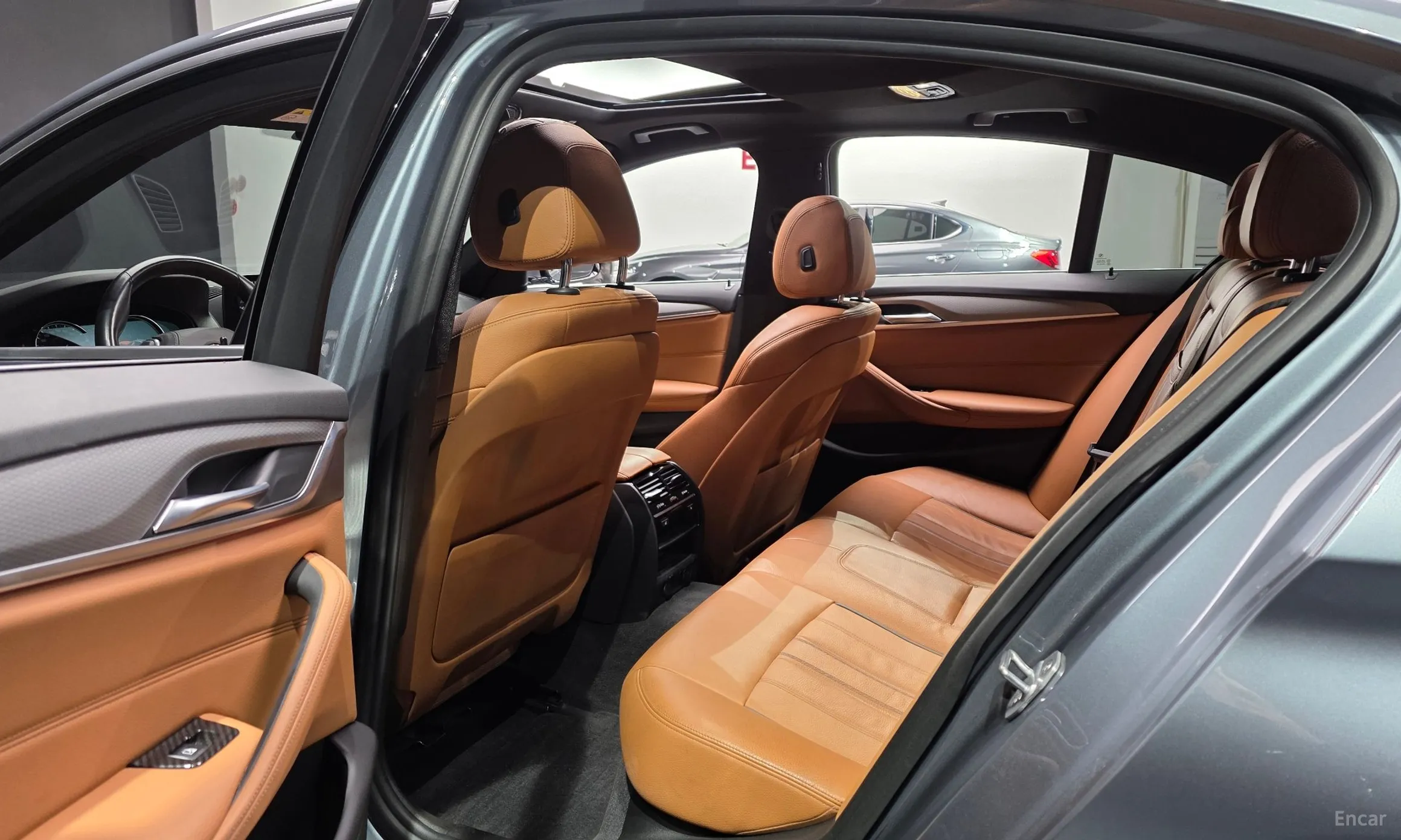 BMW 5 Series (G30) превью 12