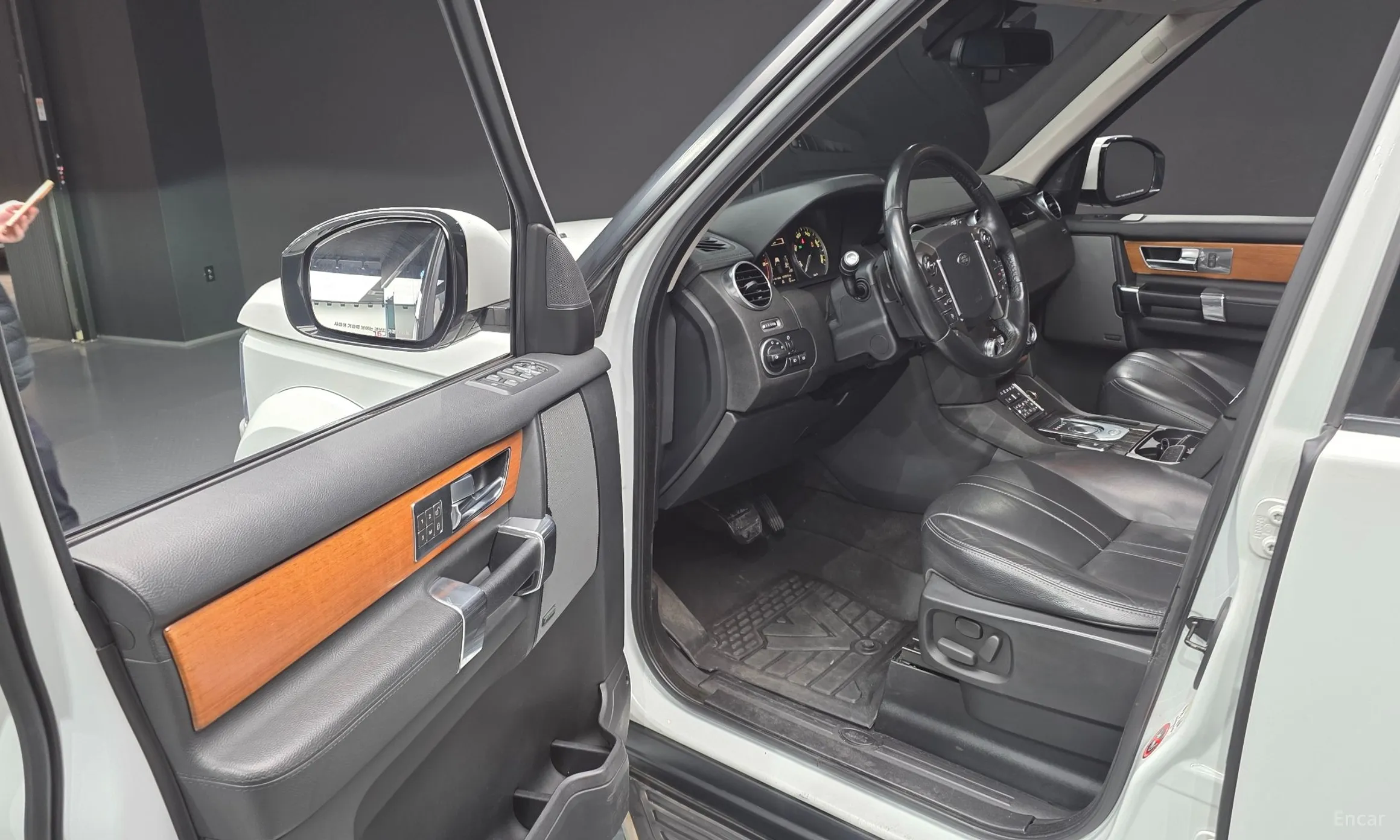 Land Rover Discovery 4 превью 11
