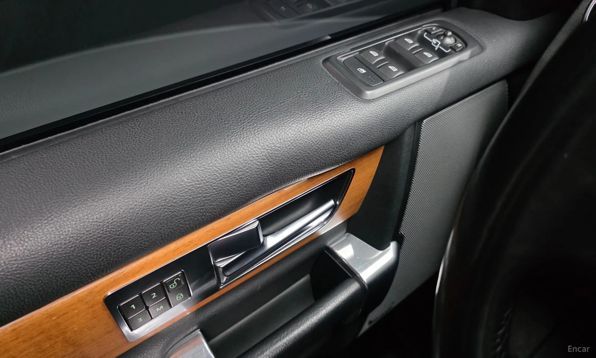 Land Rover Discovery 4 превью 16