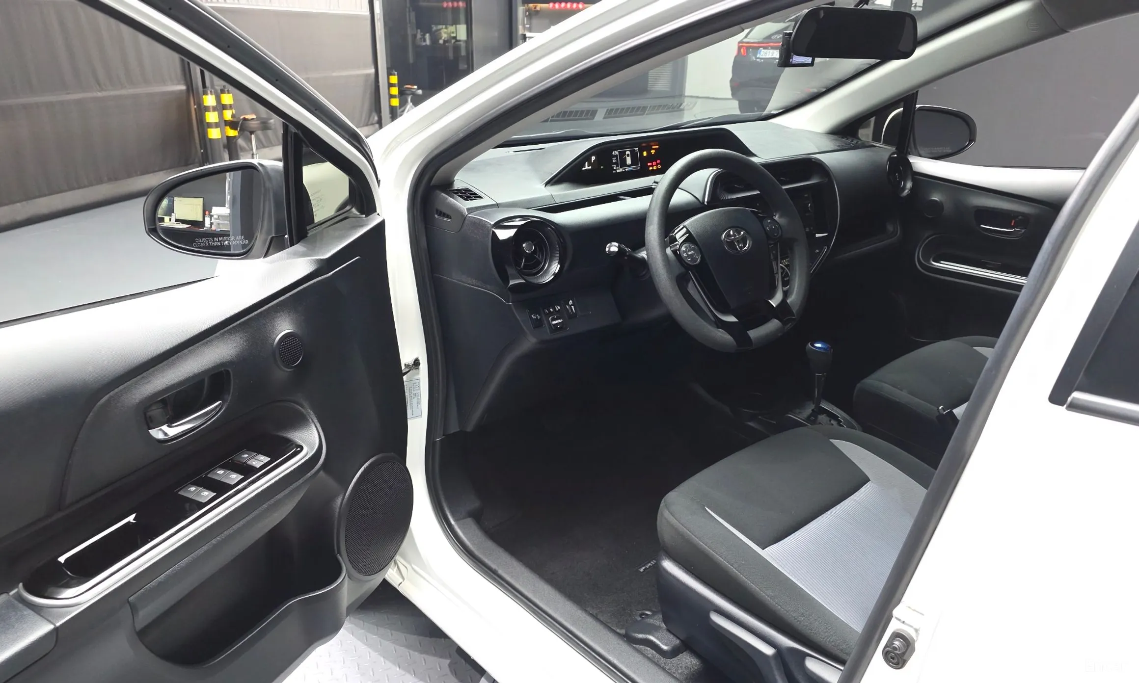 Toyota Prius C превью 10