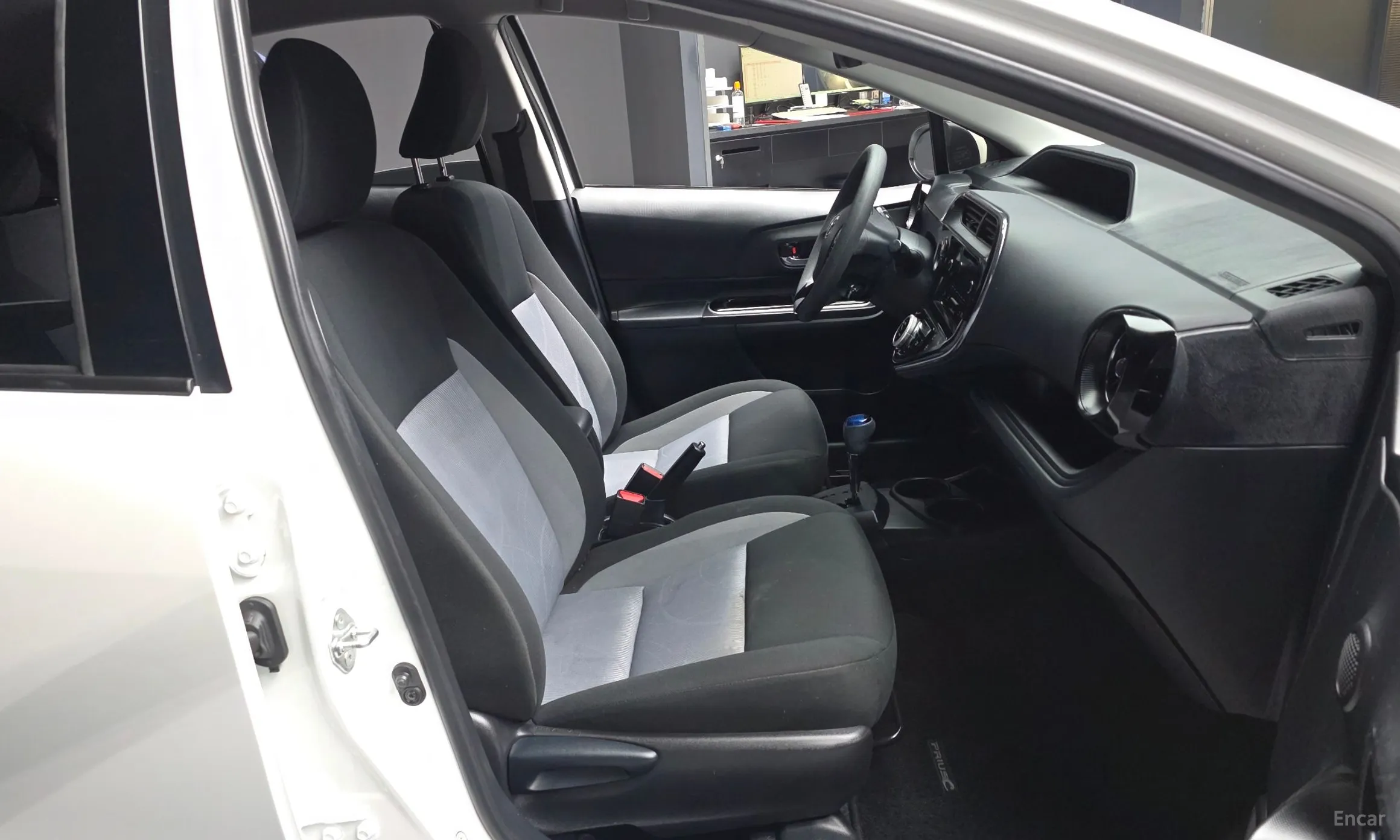 Toyota Prius C превью 11