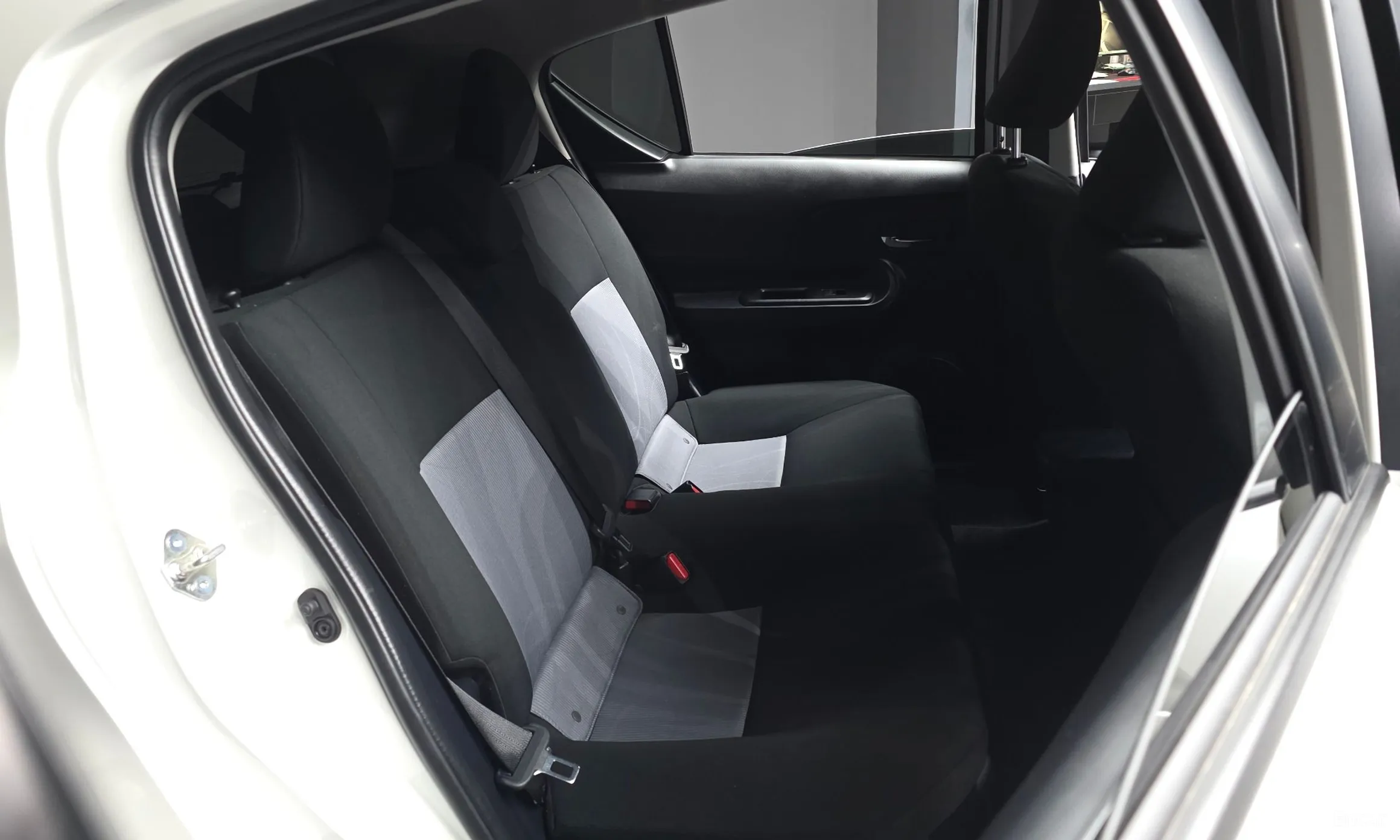 Toyota Prius C превью 12
