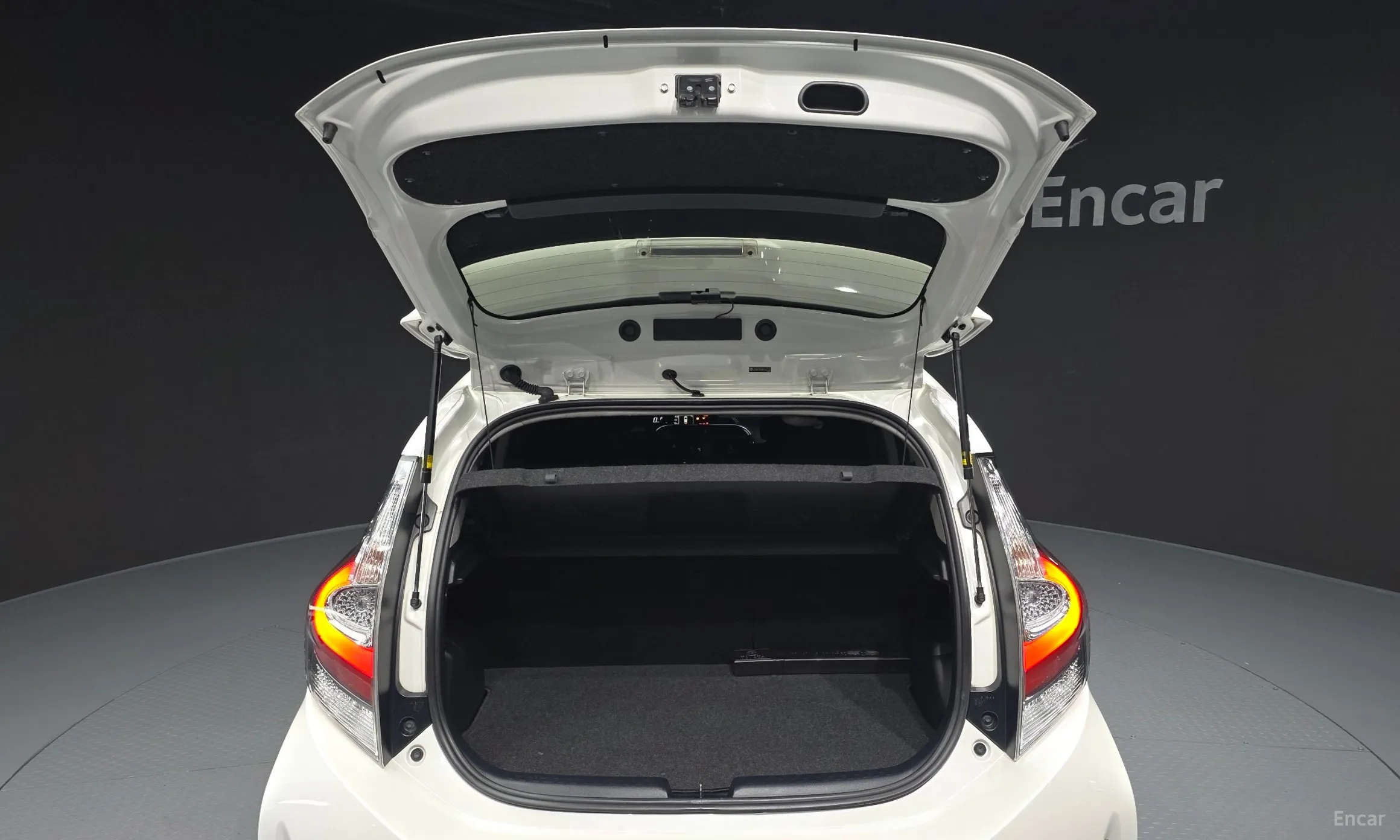 Toyota Prius C превью 20