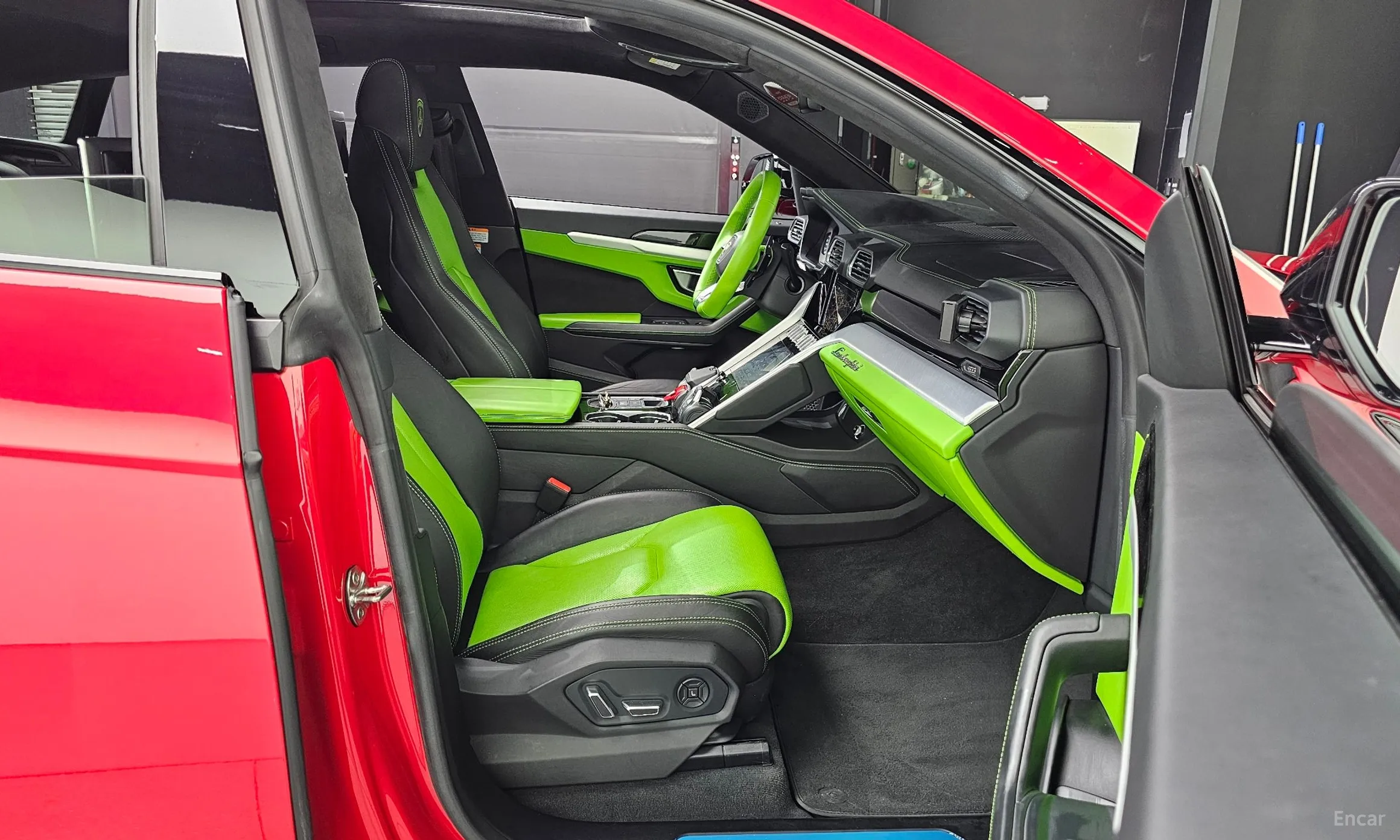 Lamborghini Urus превью 12