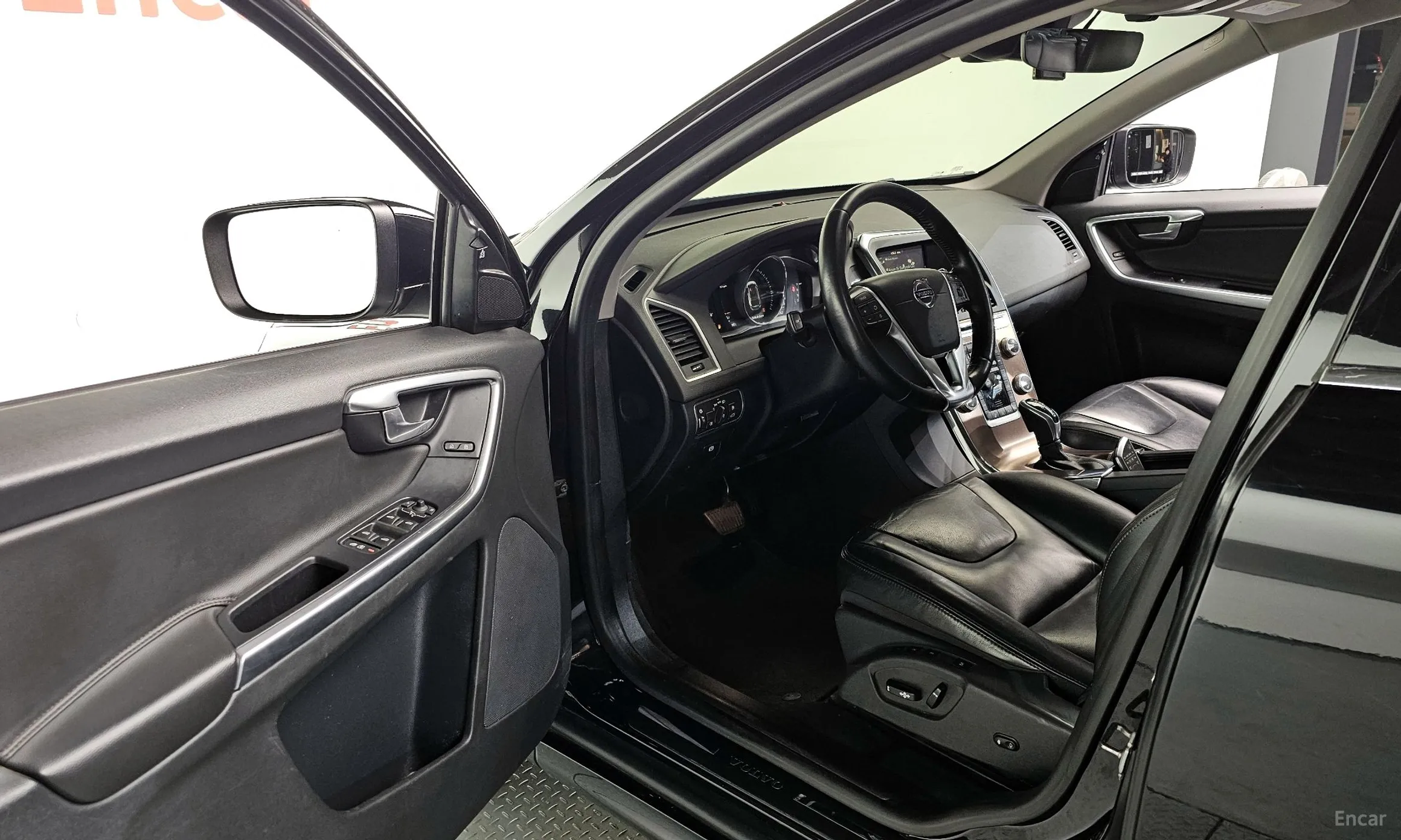 Volvo XC60 превью 11
