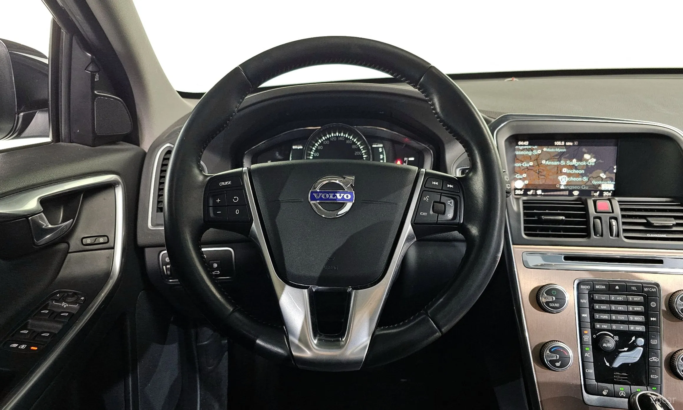 Volvo XC60 превью 13