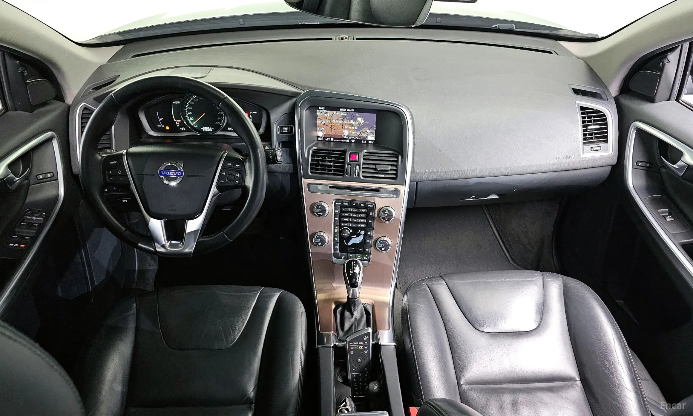 Volvo XC60 превью 7