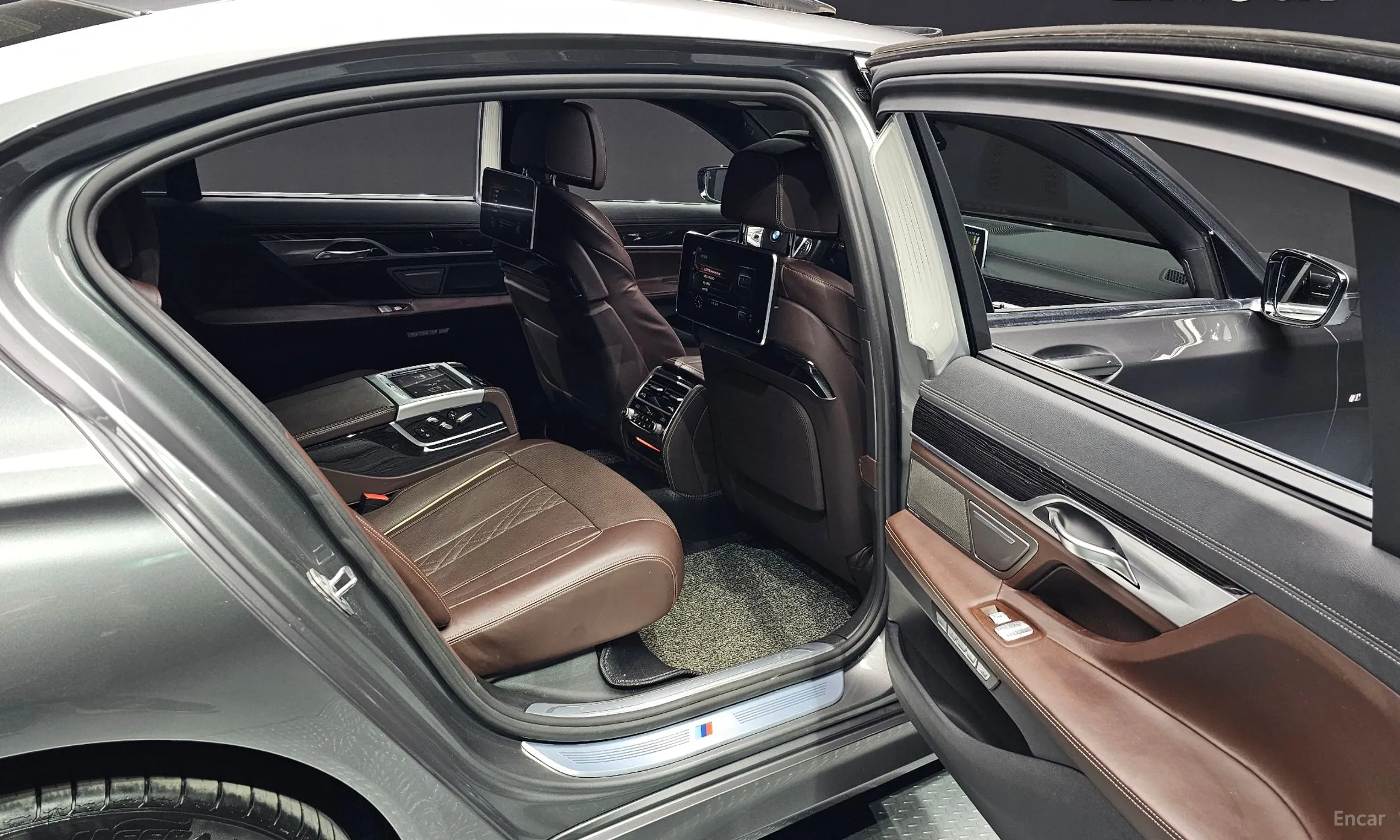 BMW 7 Series (G11) превью 11