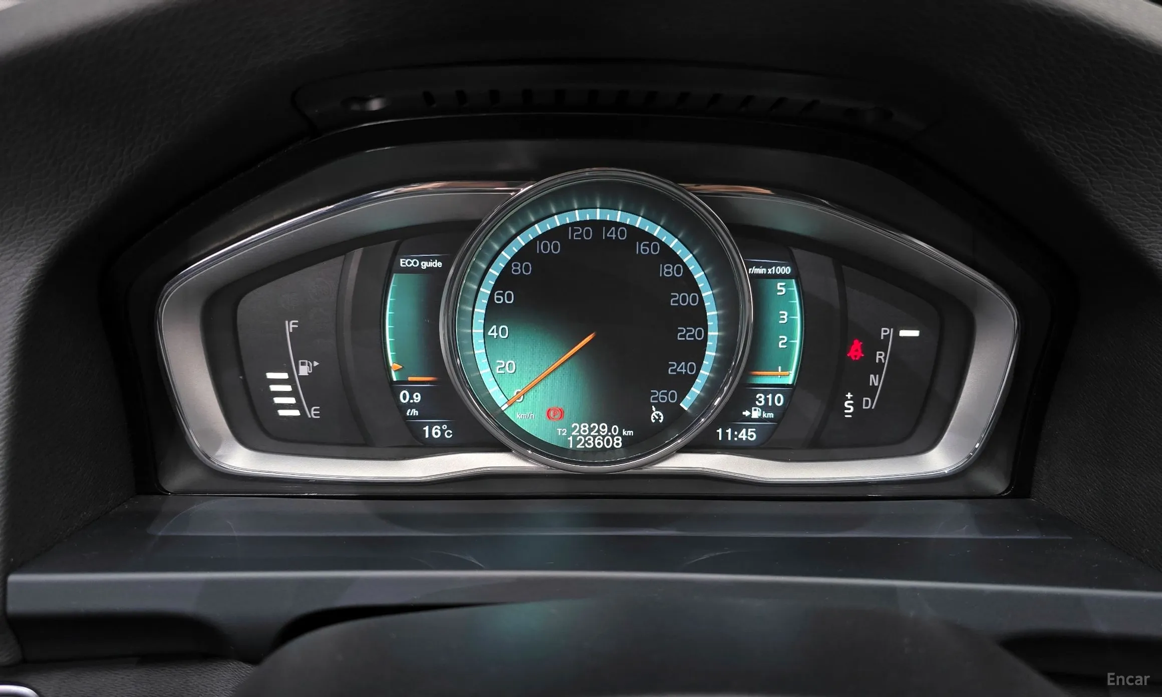 Volvo V60 превью 8