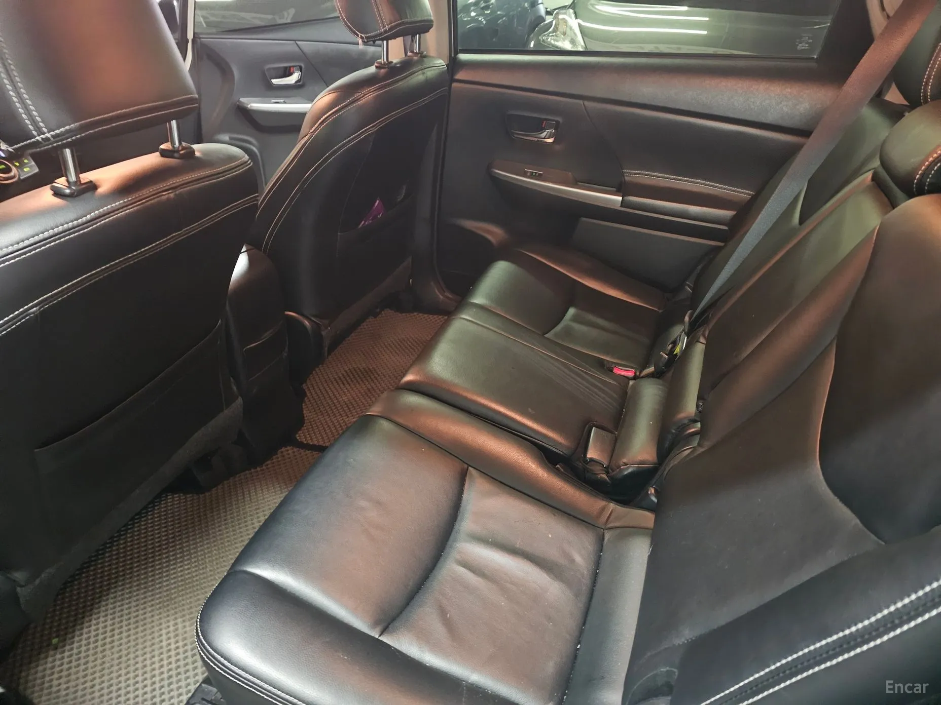 Toyota Prius V превью 10
