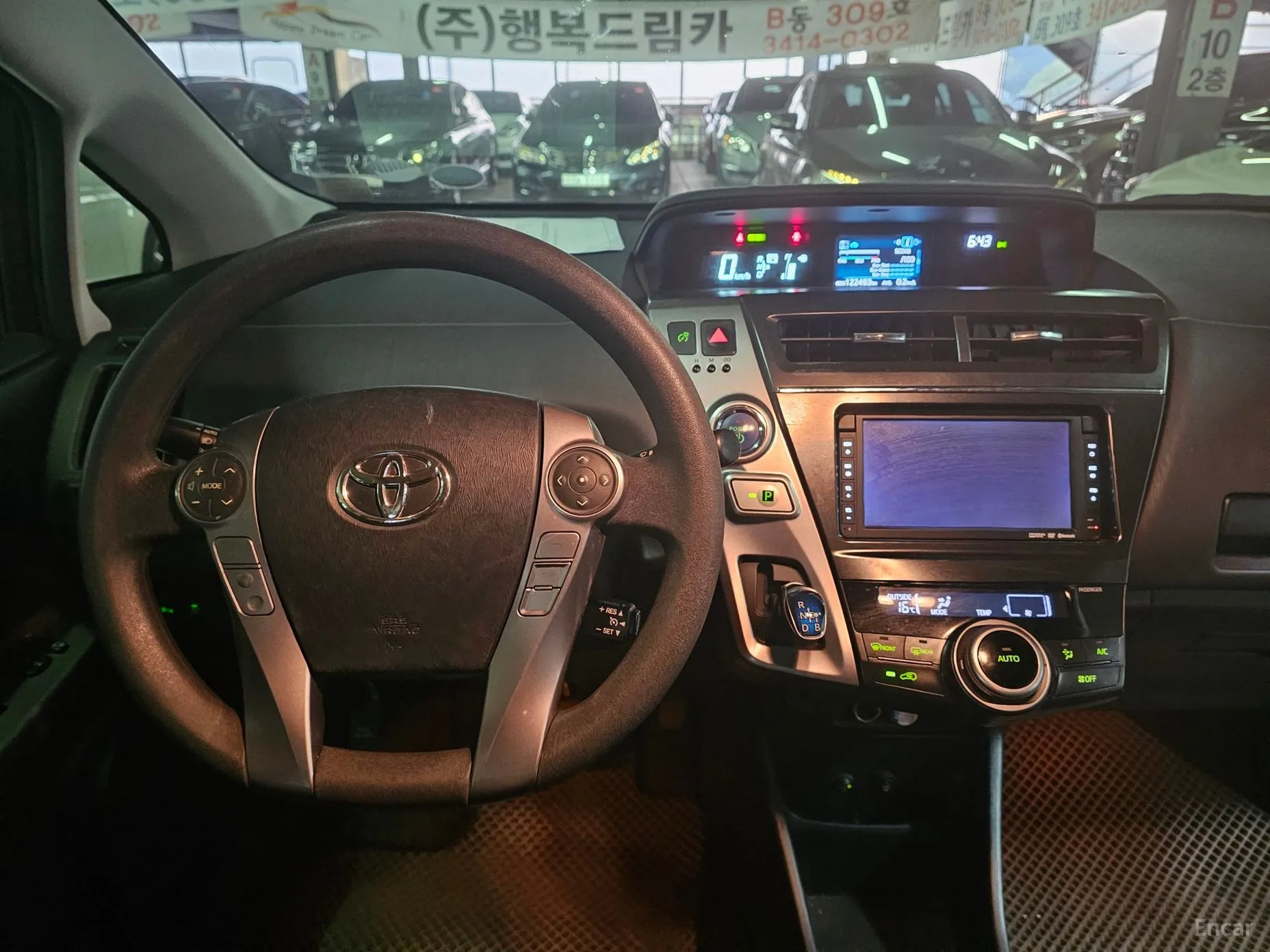 Toyota Prius V превью 11