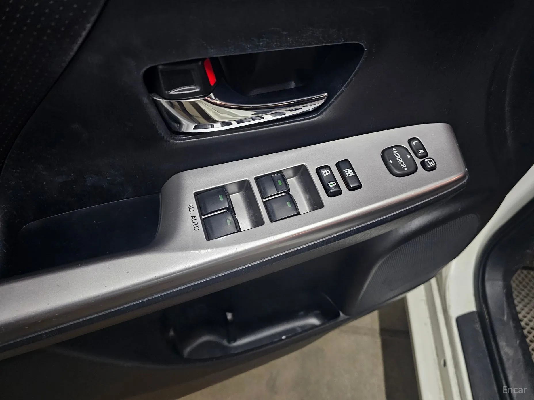 Toyota Prius V превью 15