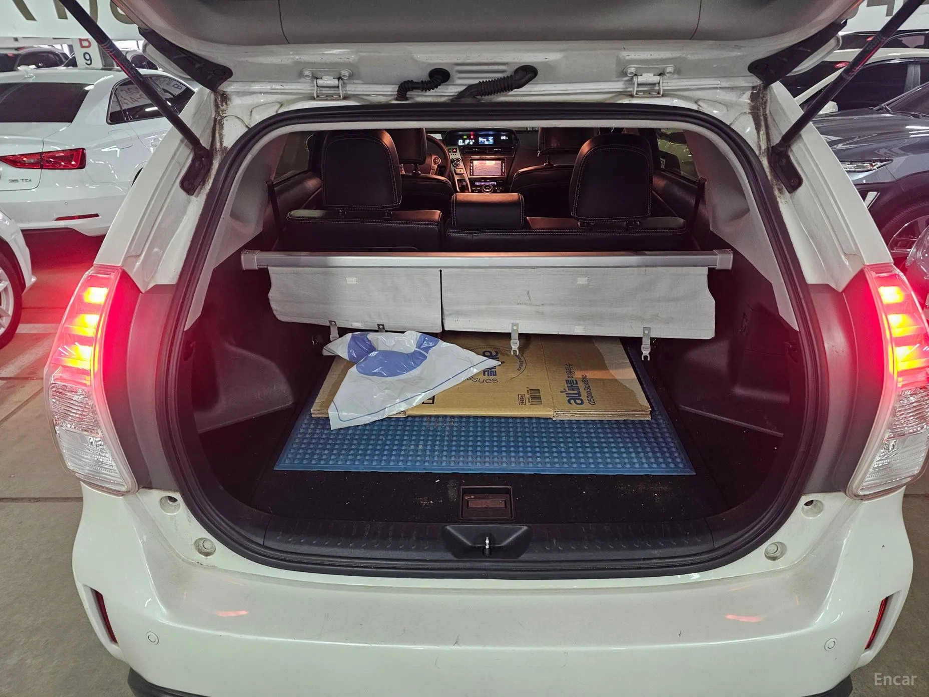 Toyota Prius V превью 7
