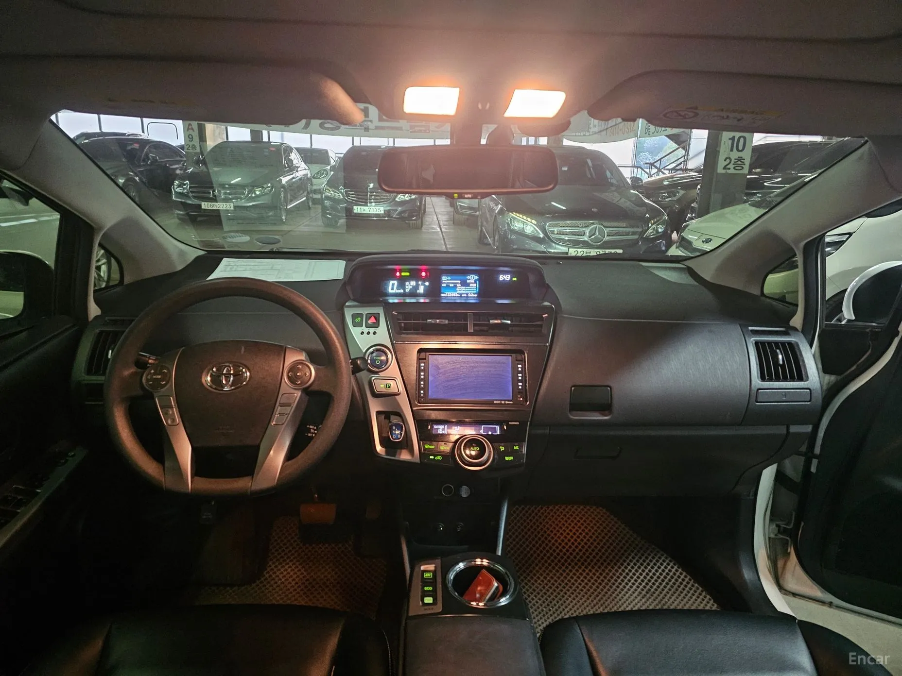 Toyota Prius V превью 8