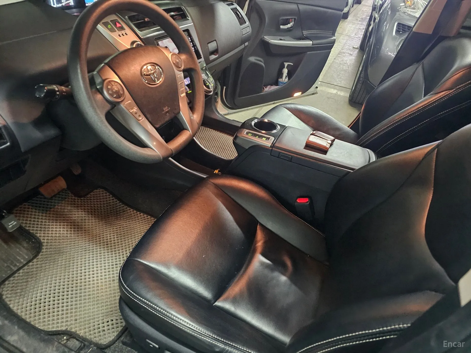 Toyota Prius V превью 9