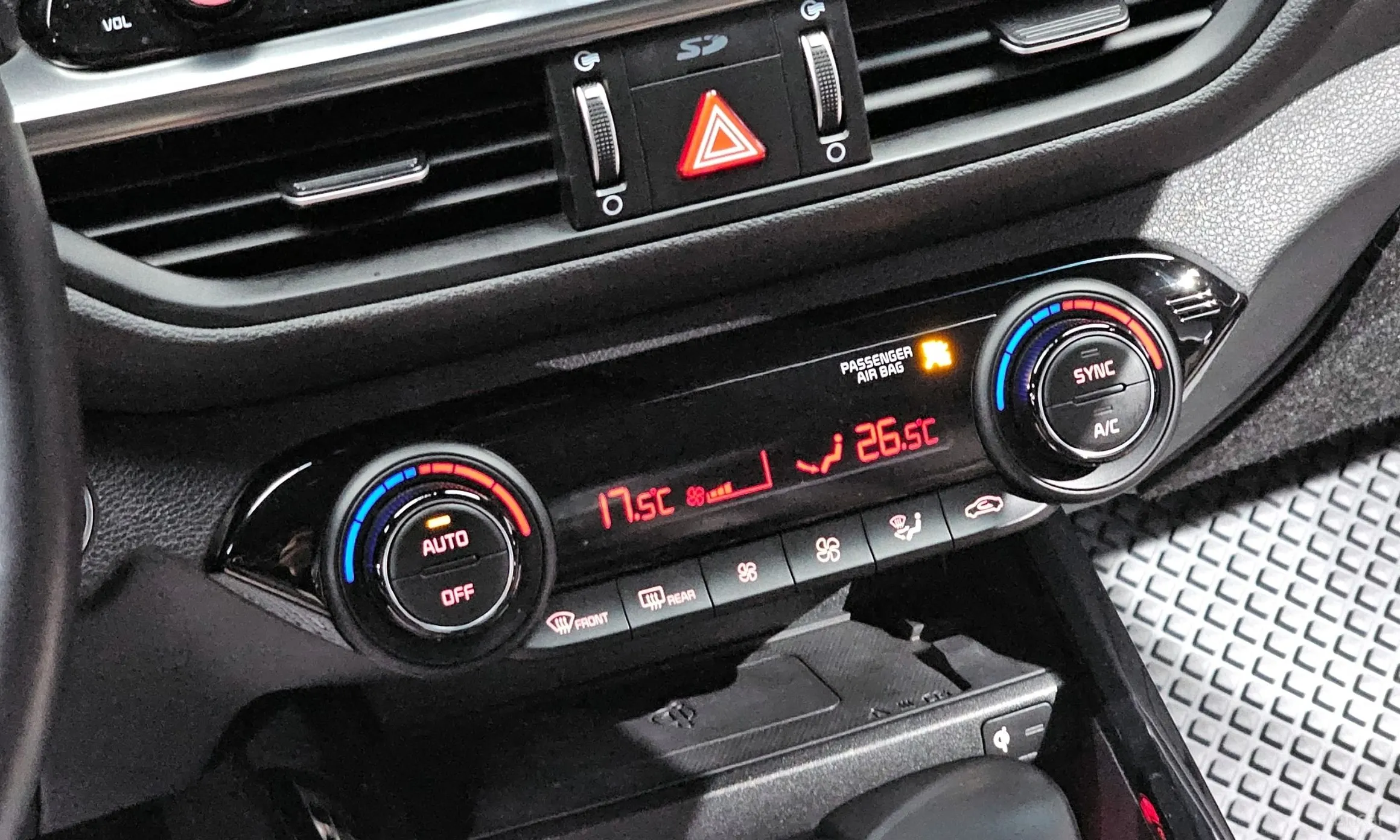 Kia K3 превью 16