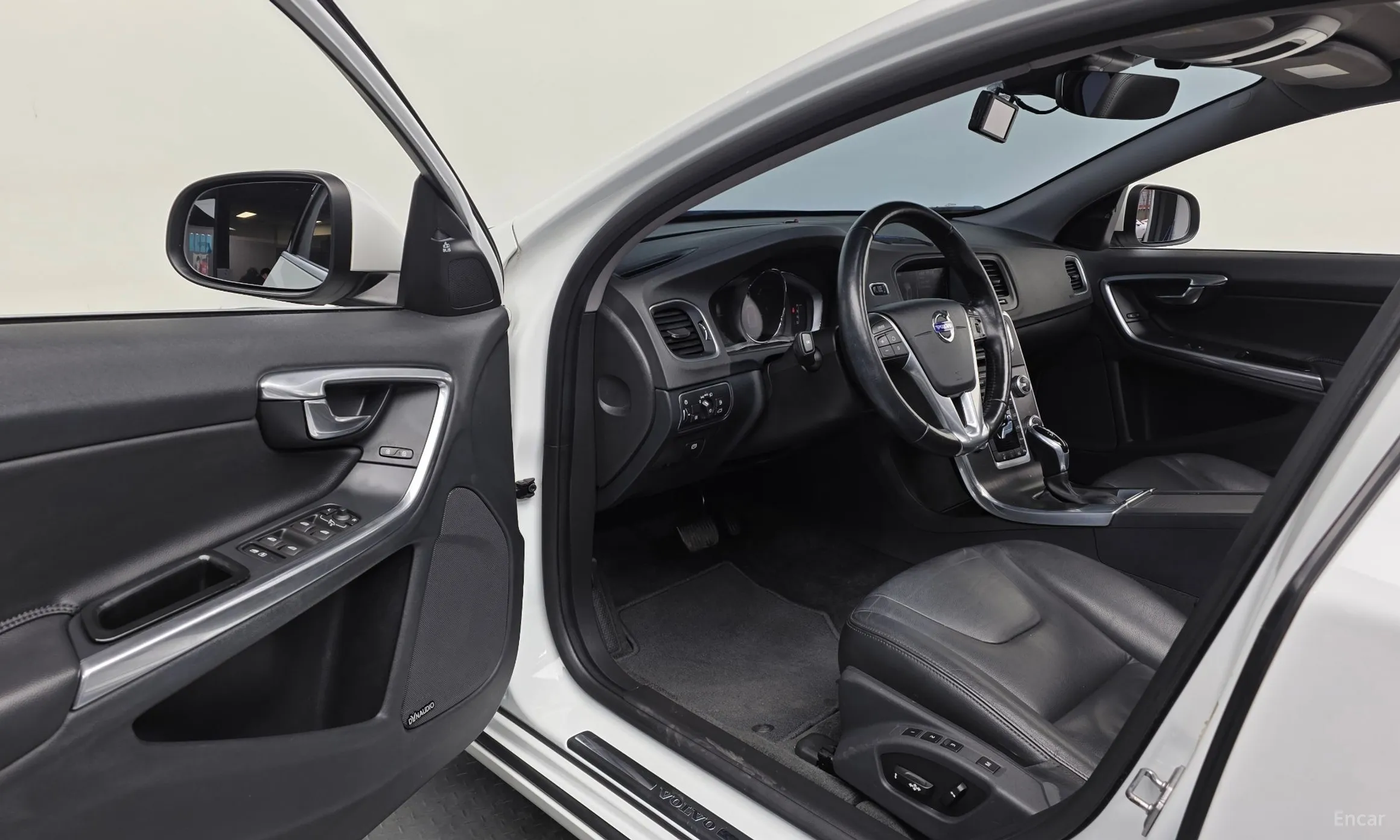 Volvo S60 превью 10
