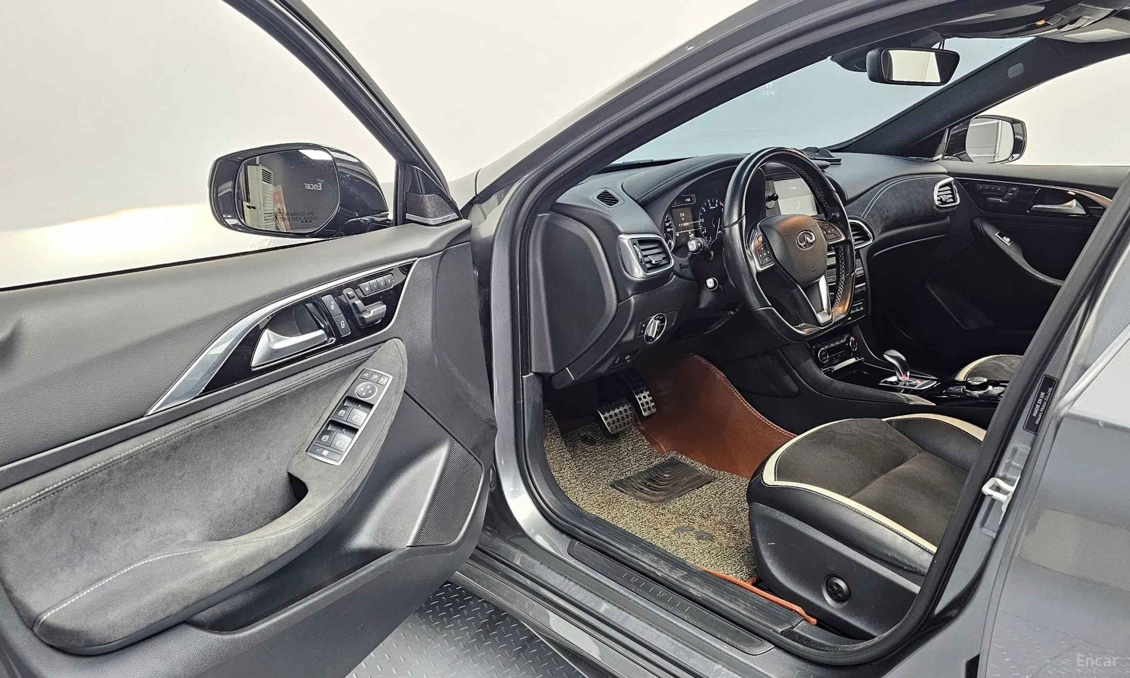 Infiniti Q30 превью 10