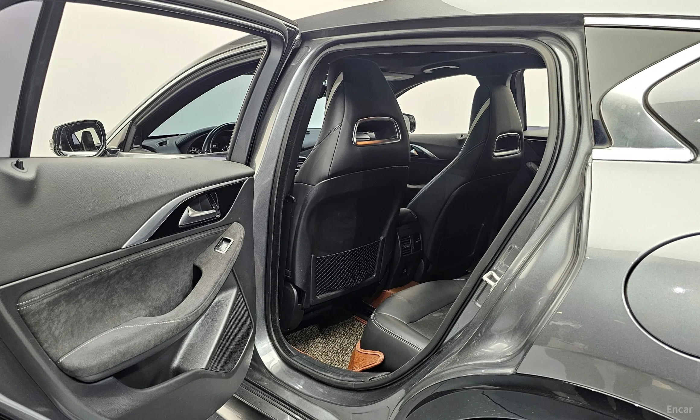 Infiniti Q30 превью 11
