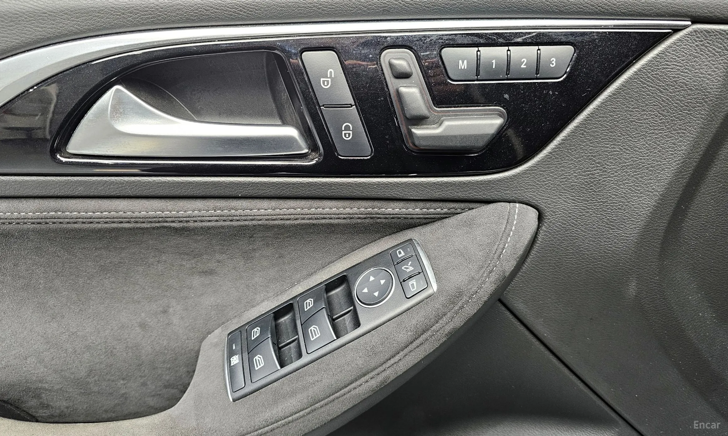 Infiniti Q30 превью 14