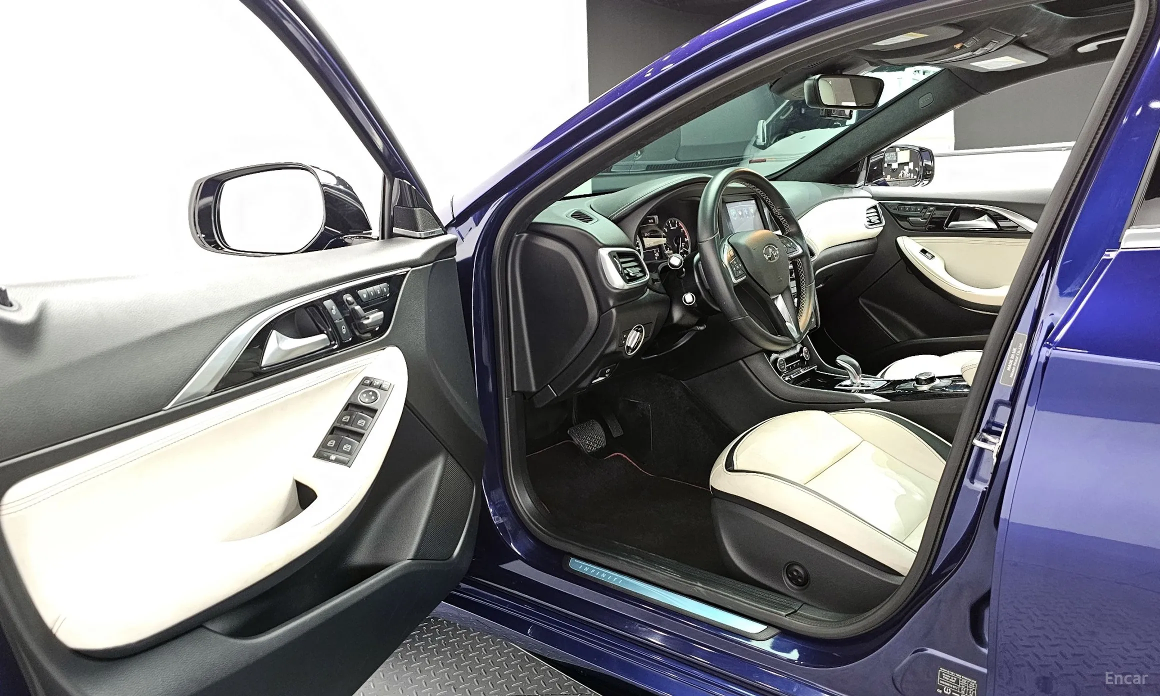 Infiniti Q30 превью 11