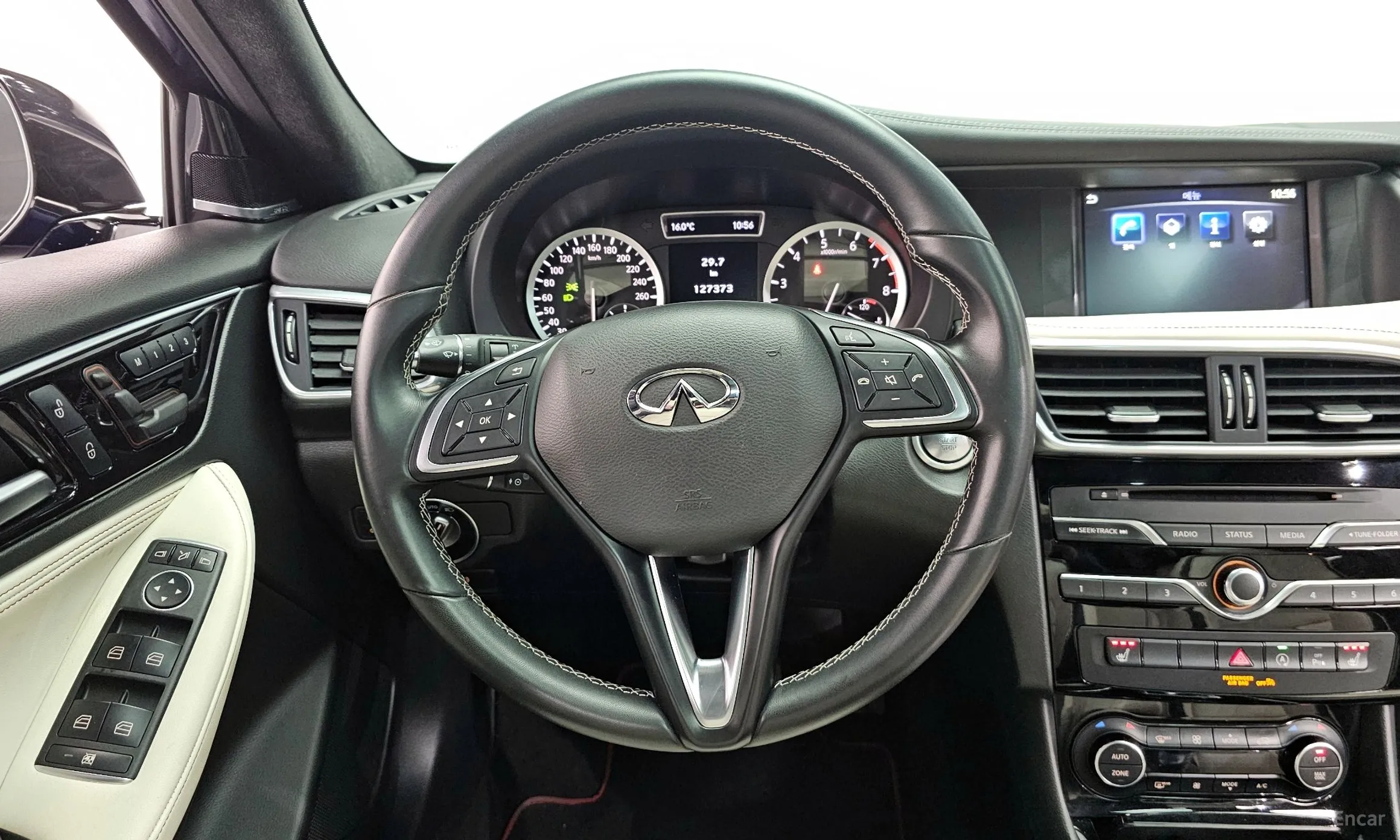Infiniti Q30 превью 13