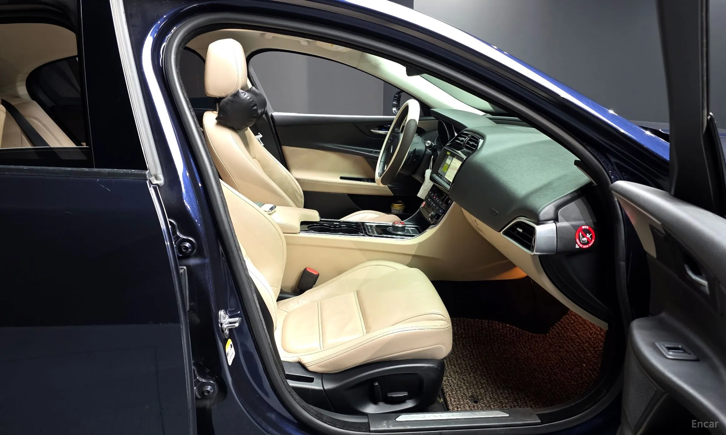 Jaguar XE превью 10