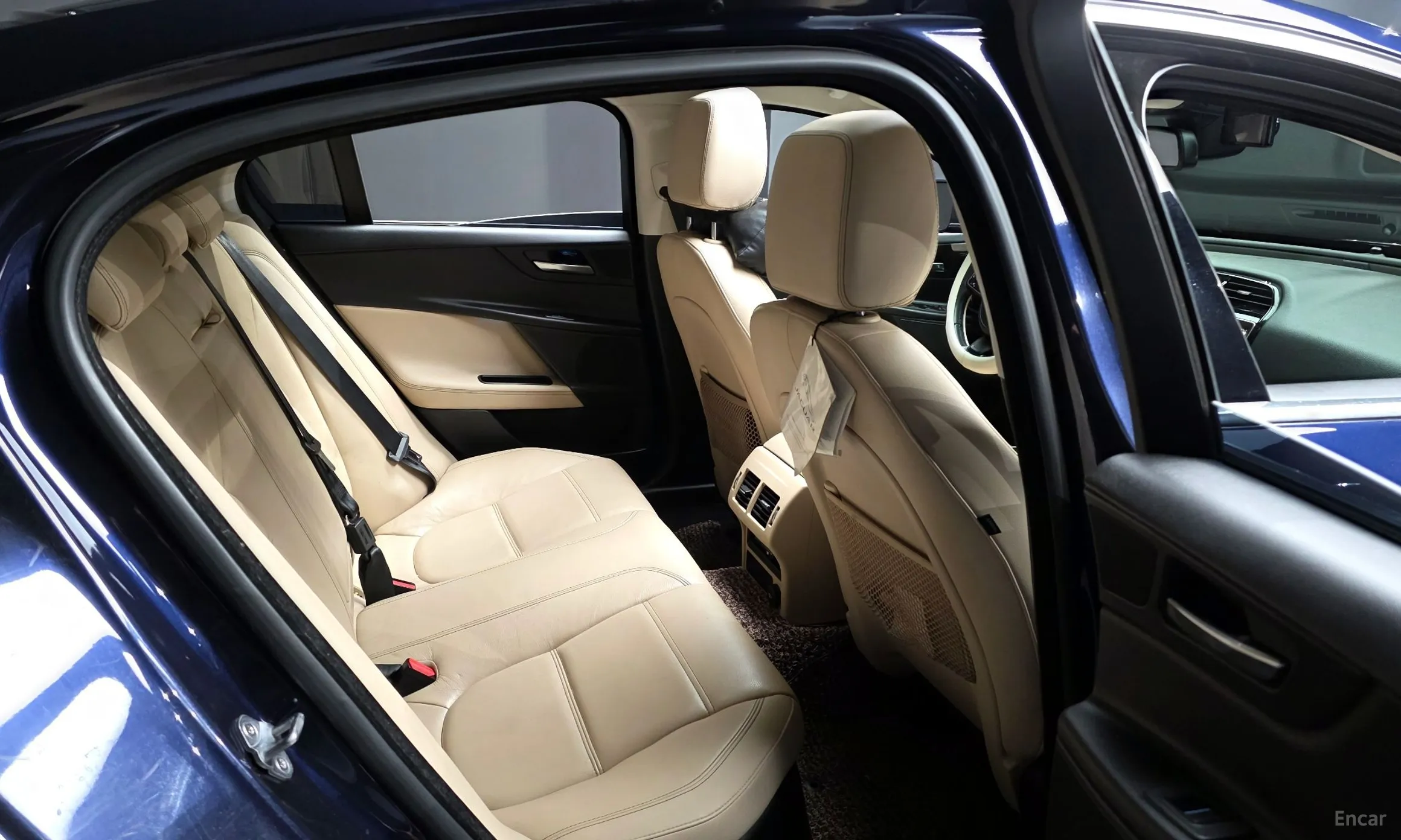 Jaguar XE превью 12