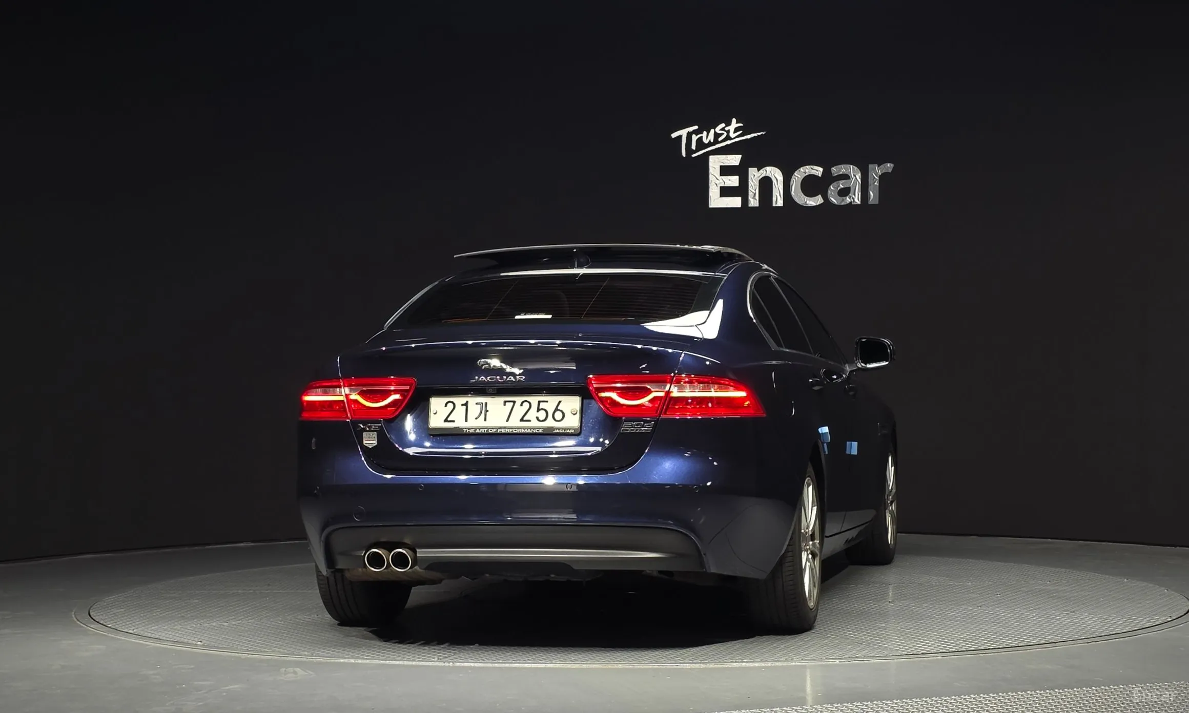 Jaguar XE превью 4