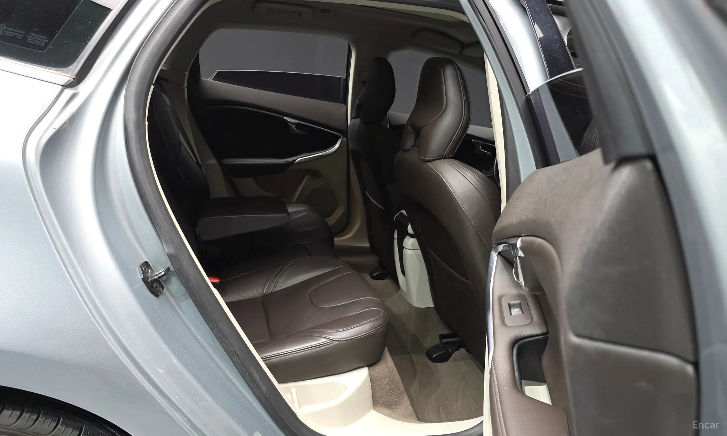 Volvo V40 превью 12