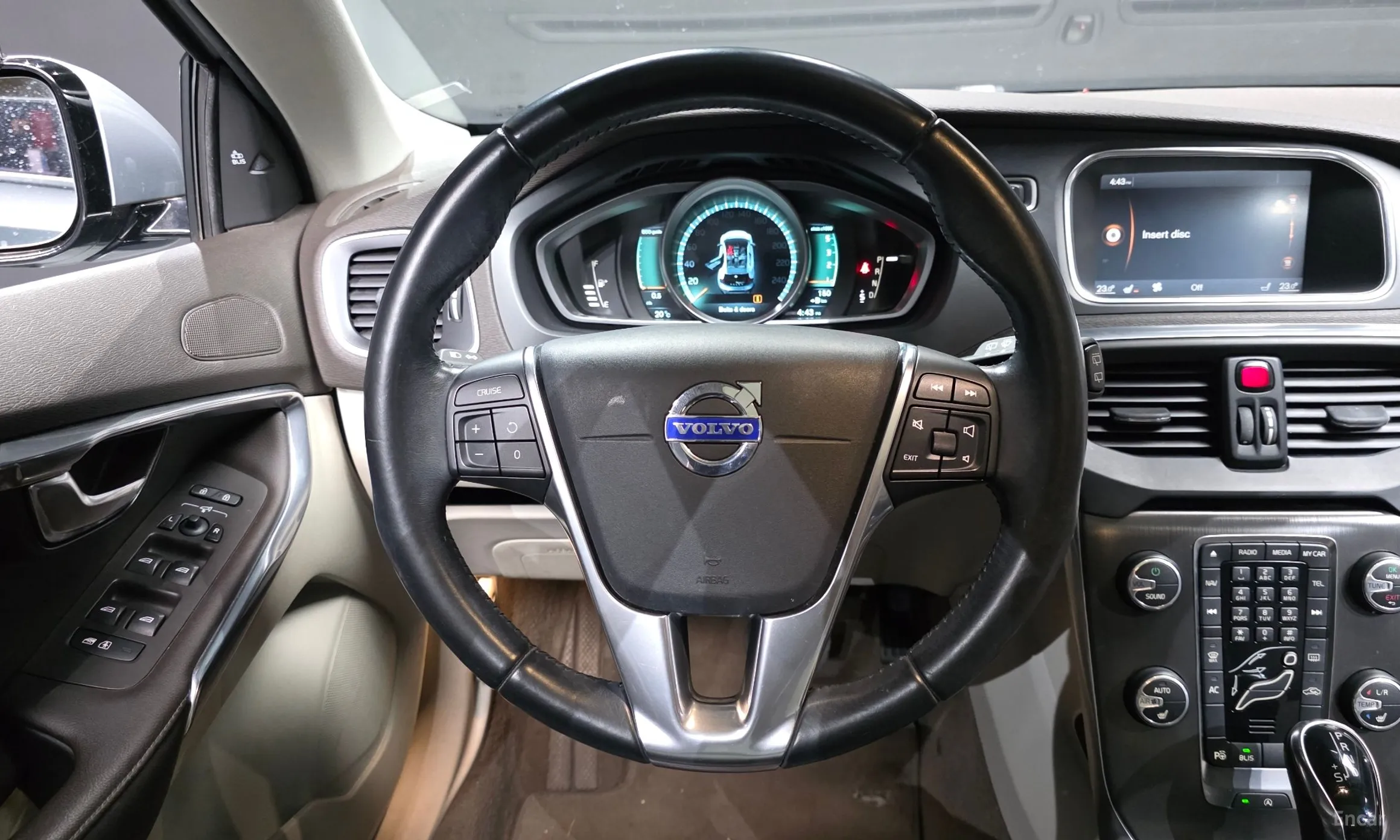 Volvo V40 превью 13
