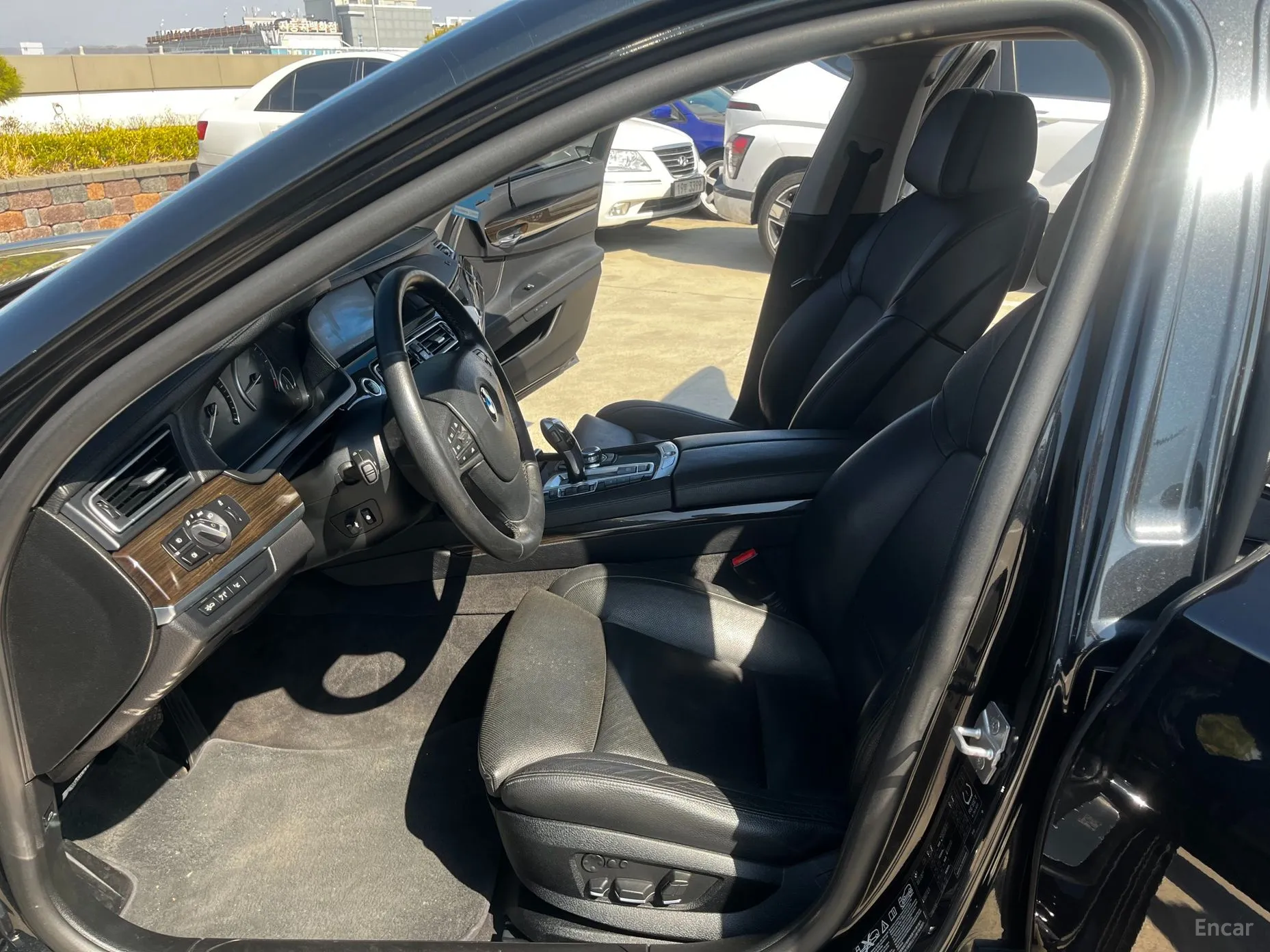 BMW 7 Series (F01) превью 14