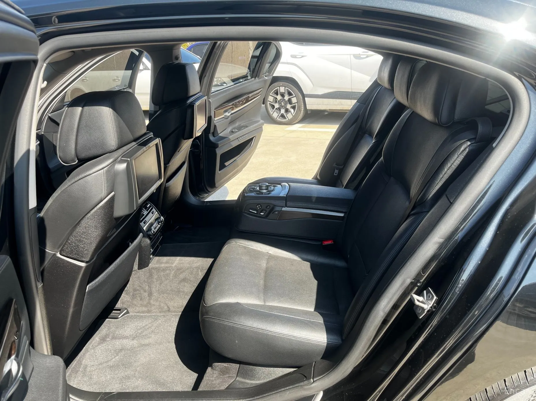 BMW 7 Series (F01) превью 15